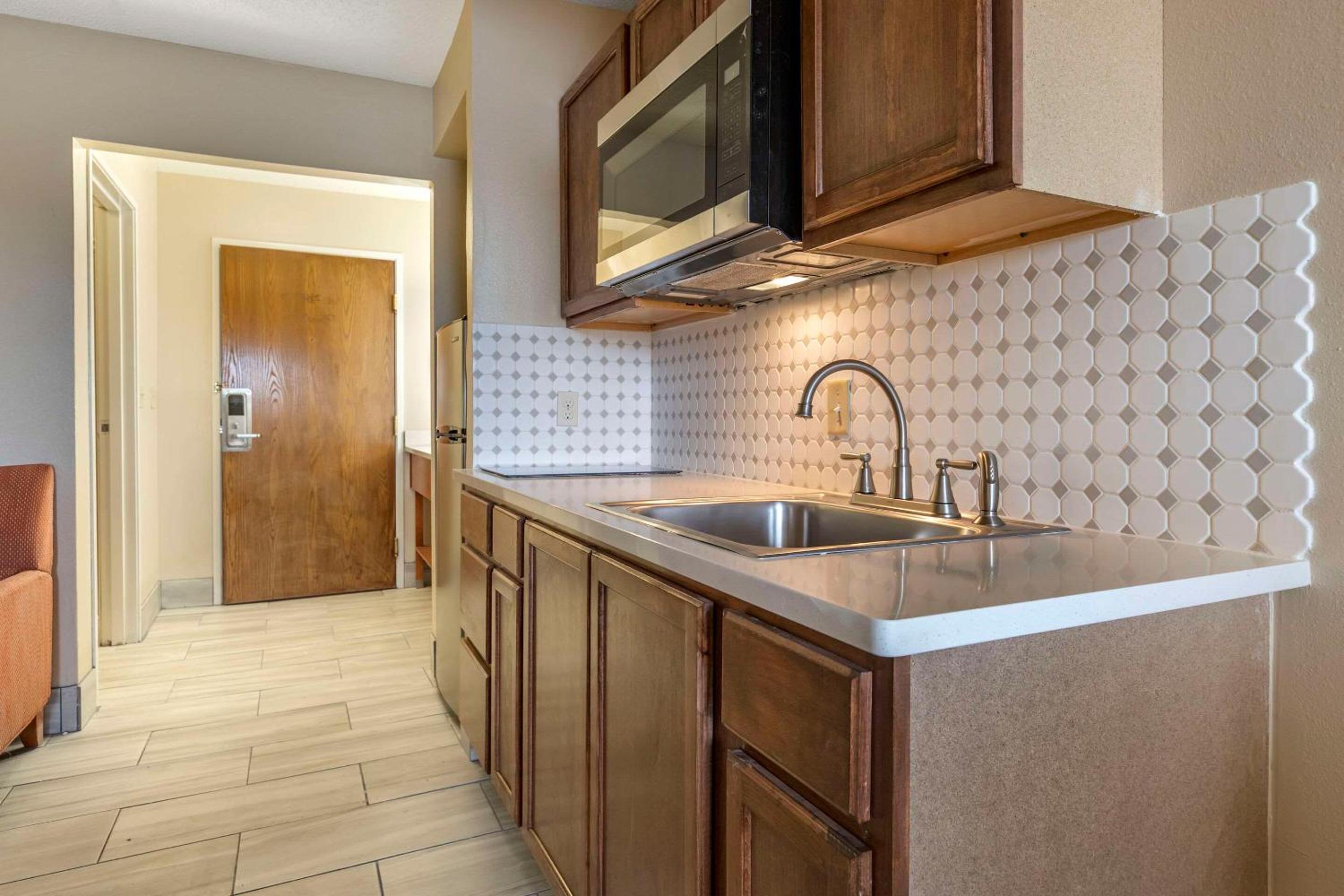 King Suite - Non-Smoking - Photo 2