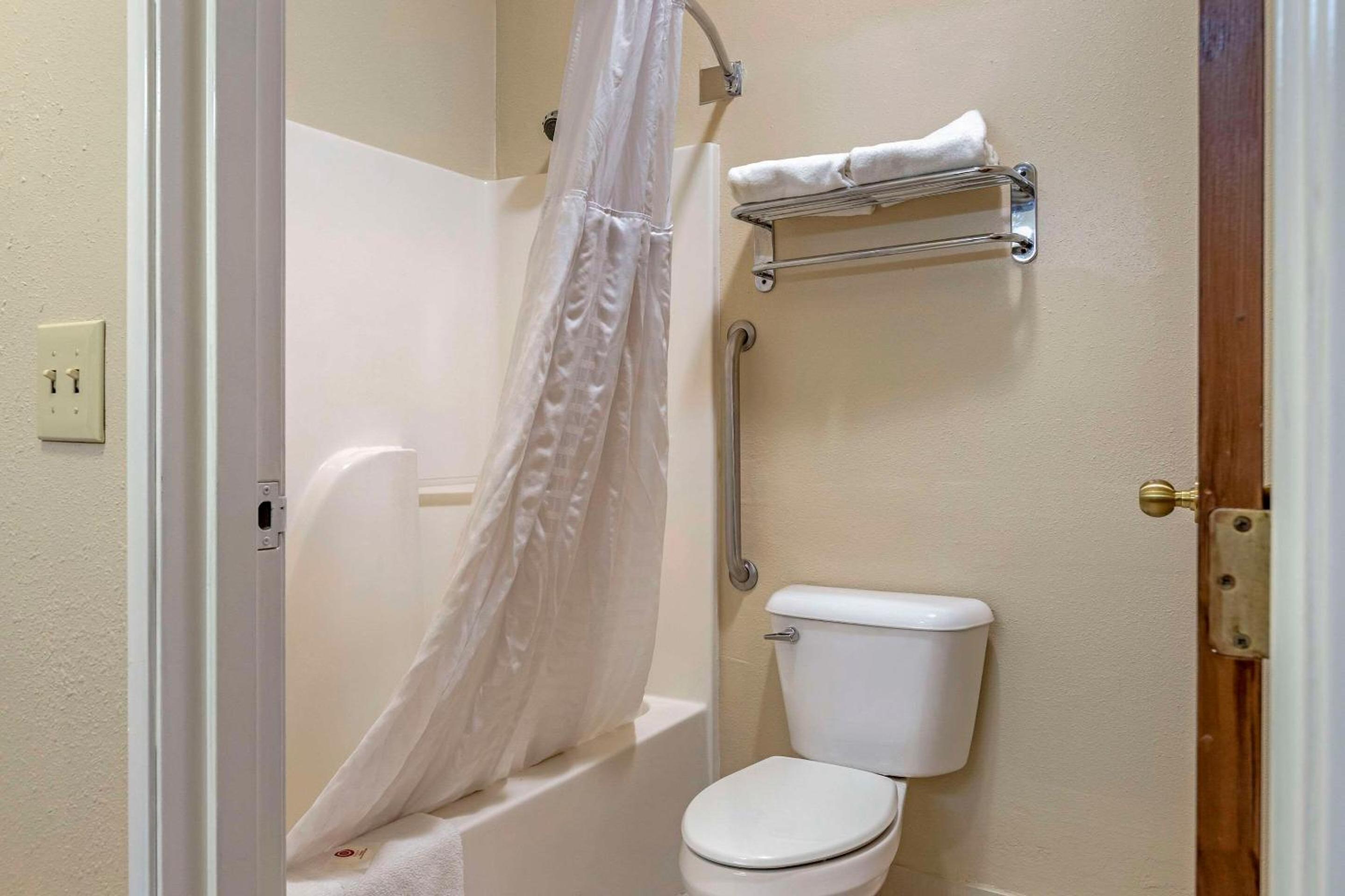Efficiency King Suite - Non-Smoking - Photo 2