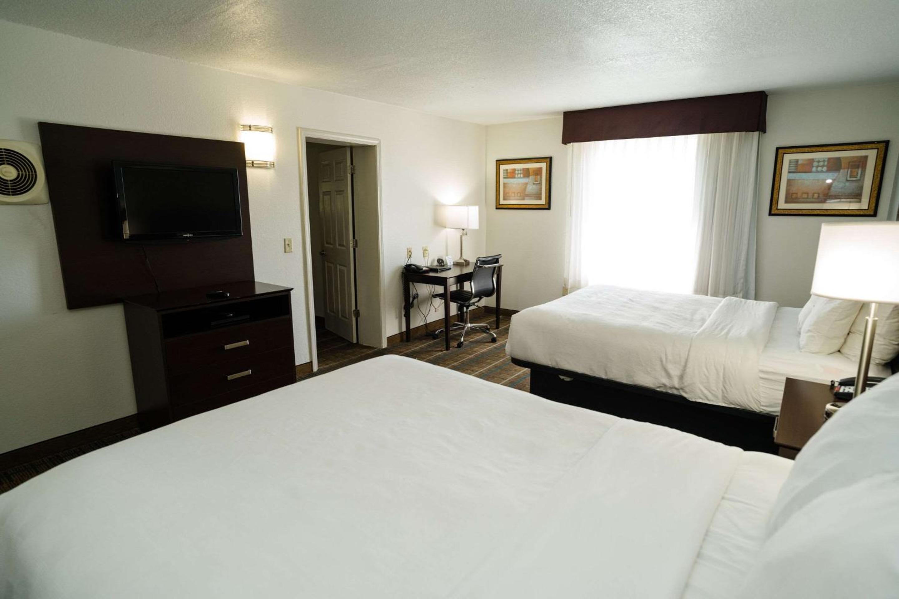 Queen Room - Non-Smoking photo 1