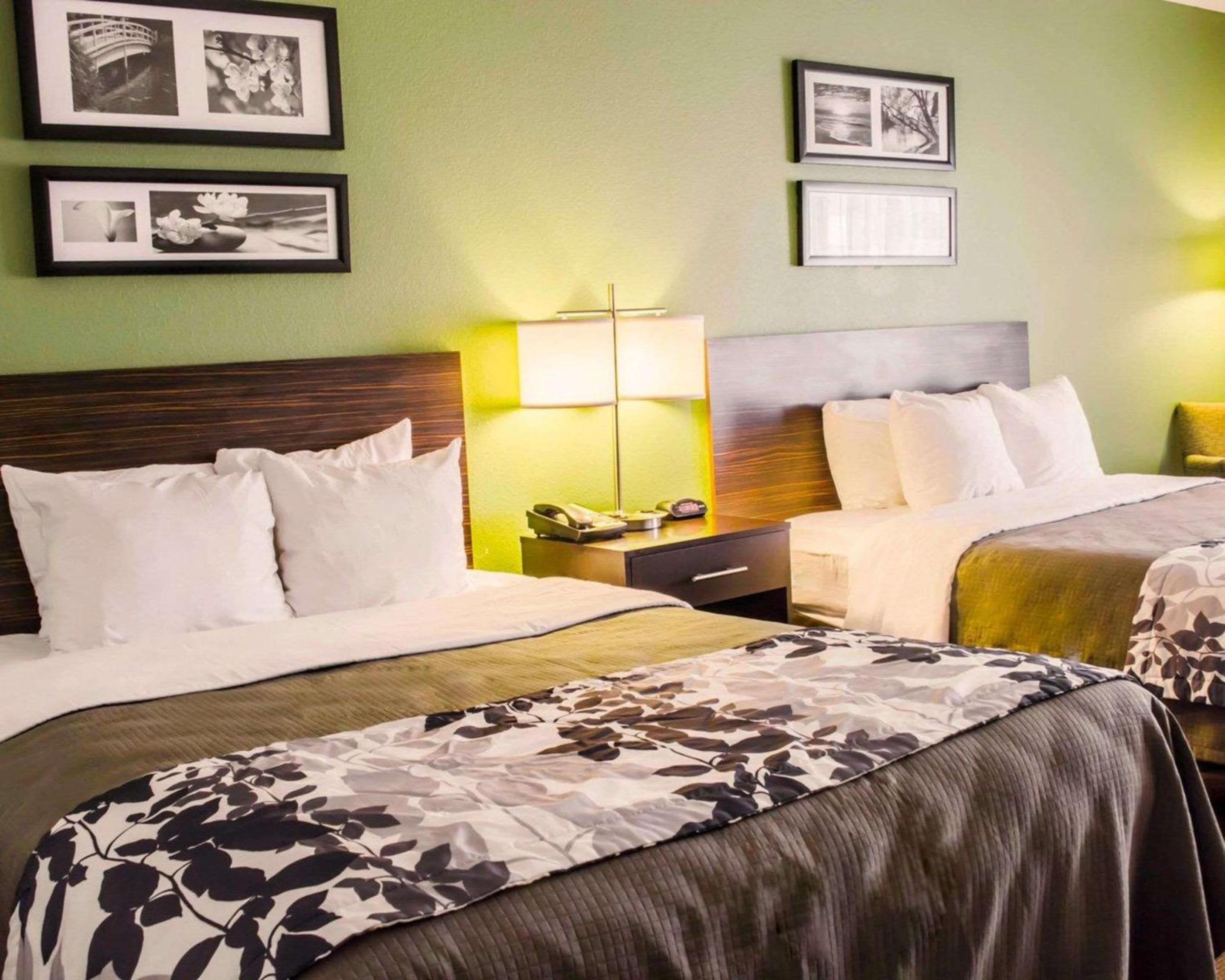 Queen Room with Two Queen Beds - Photo 3
