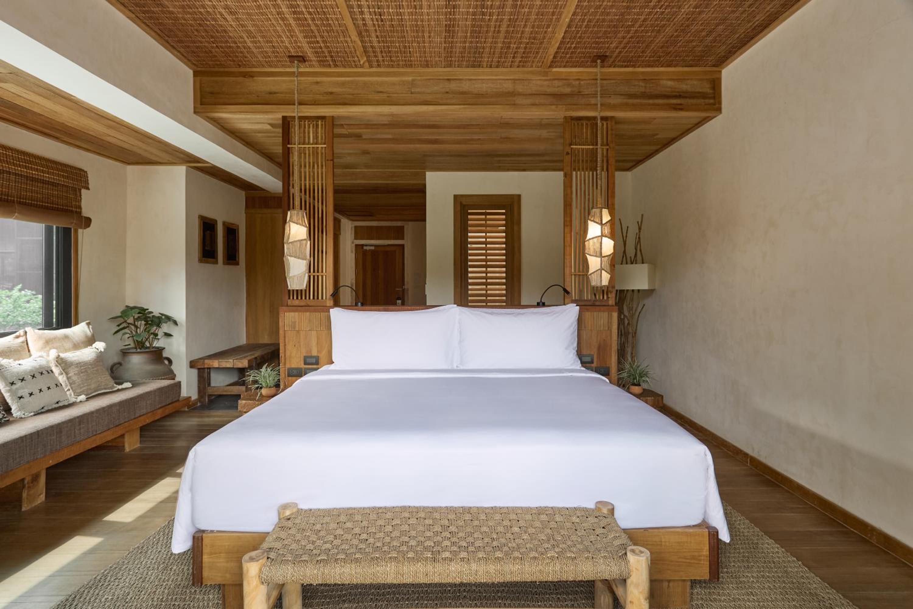 Grand King Room with Garden View - Pool Access