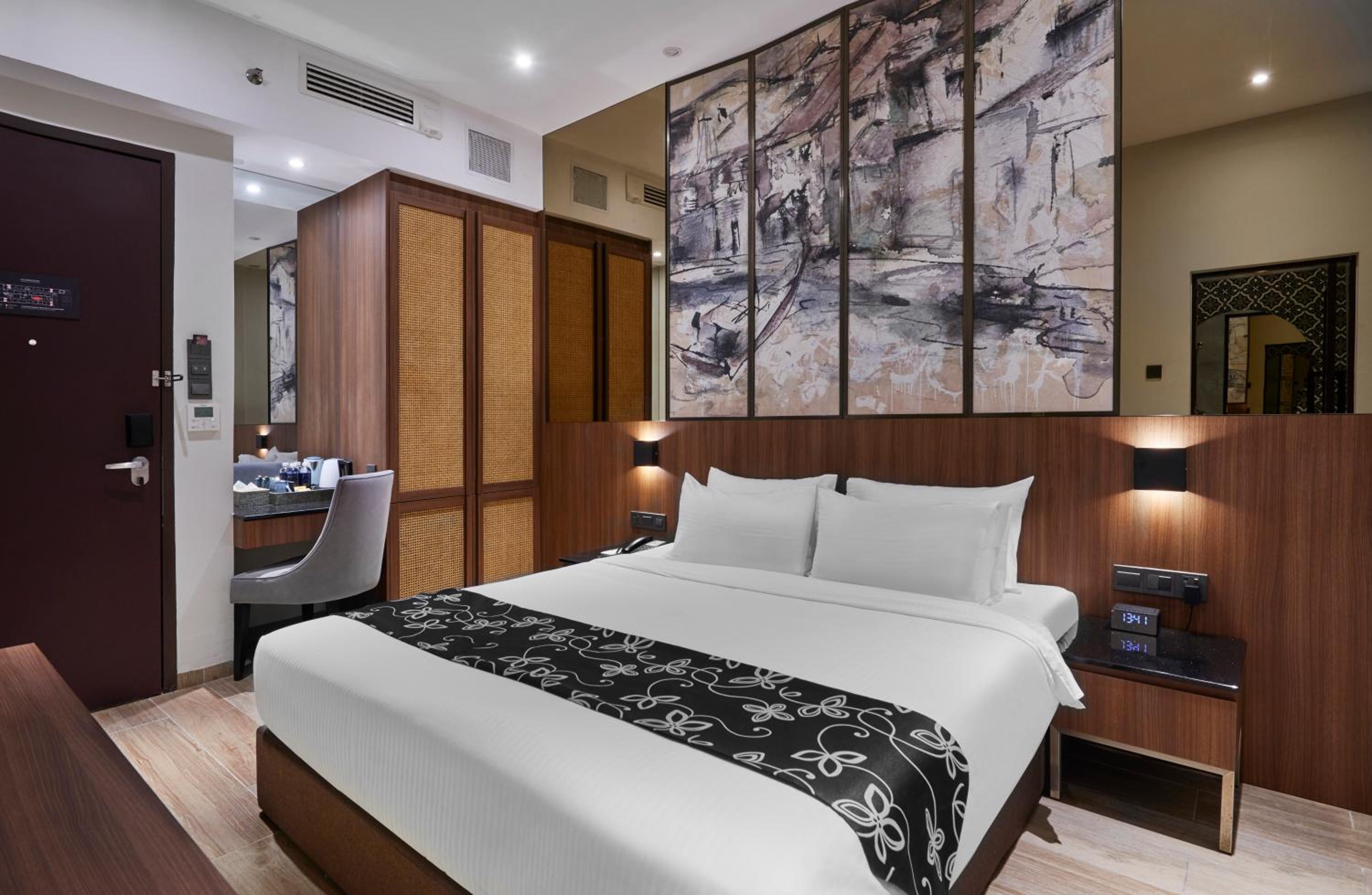 Room + Dining Package - Deluxe Plus King (Lunch or Dinner for 2 People)