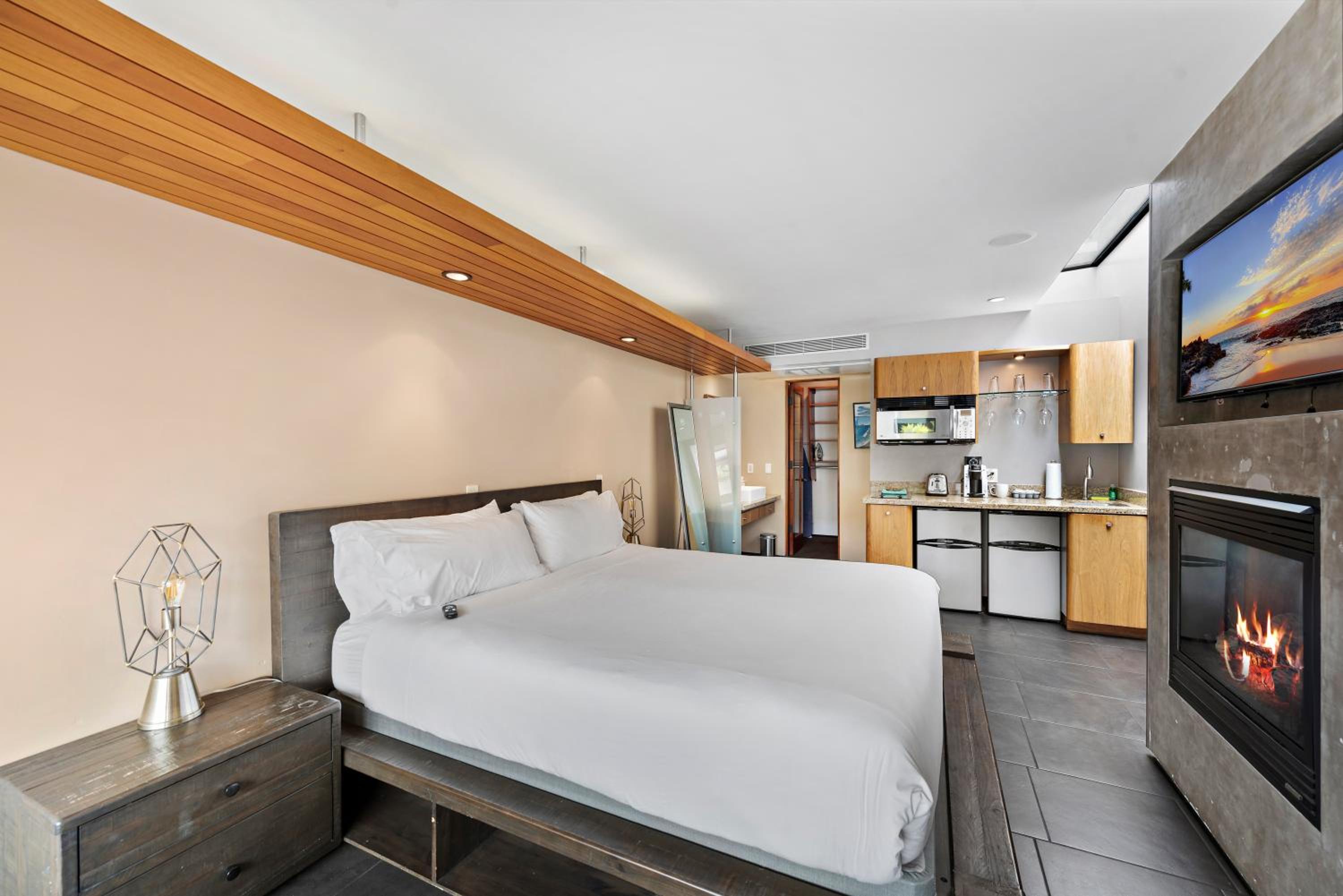 Deluxe King Room photo 1