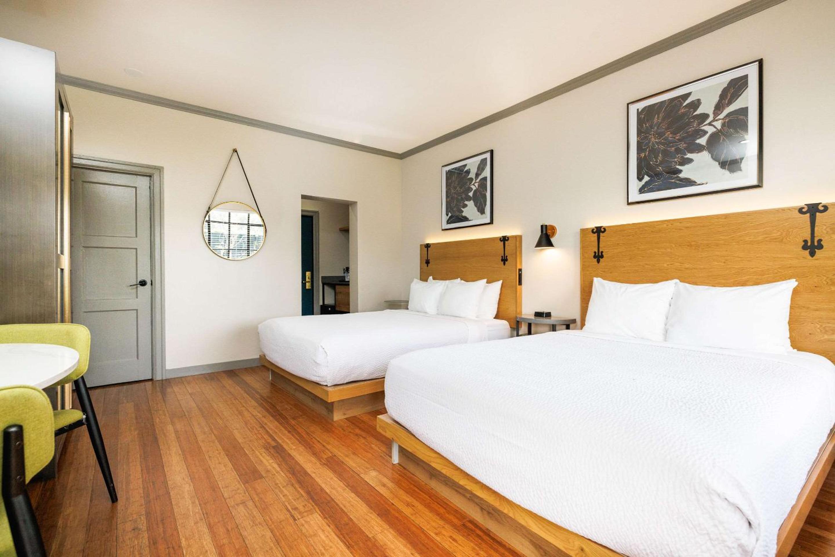 Double Room with Two Double Beds - Hearing Accessible/Non-Smoking photo 1