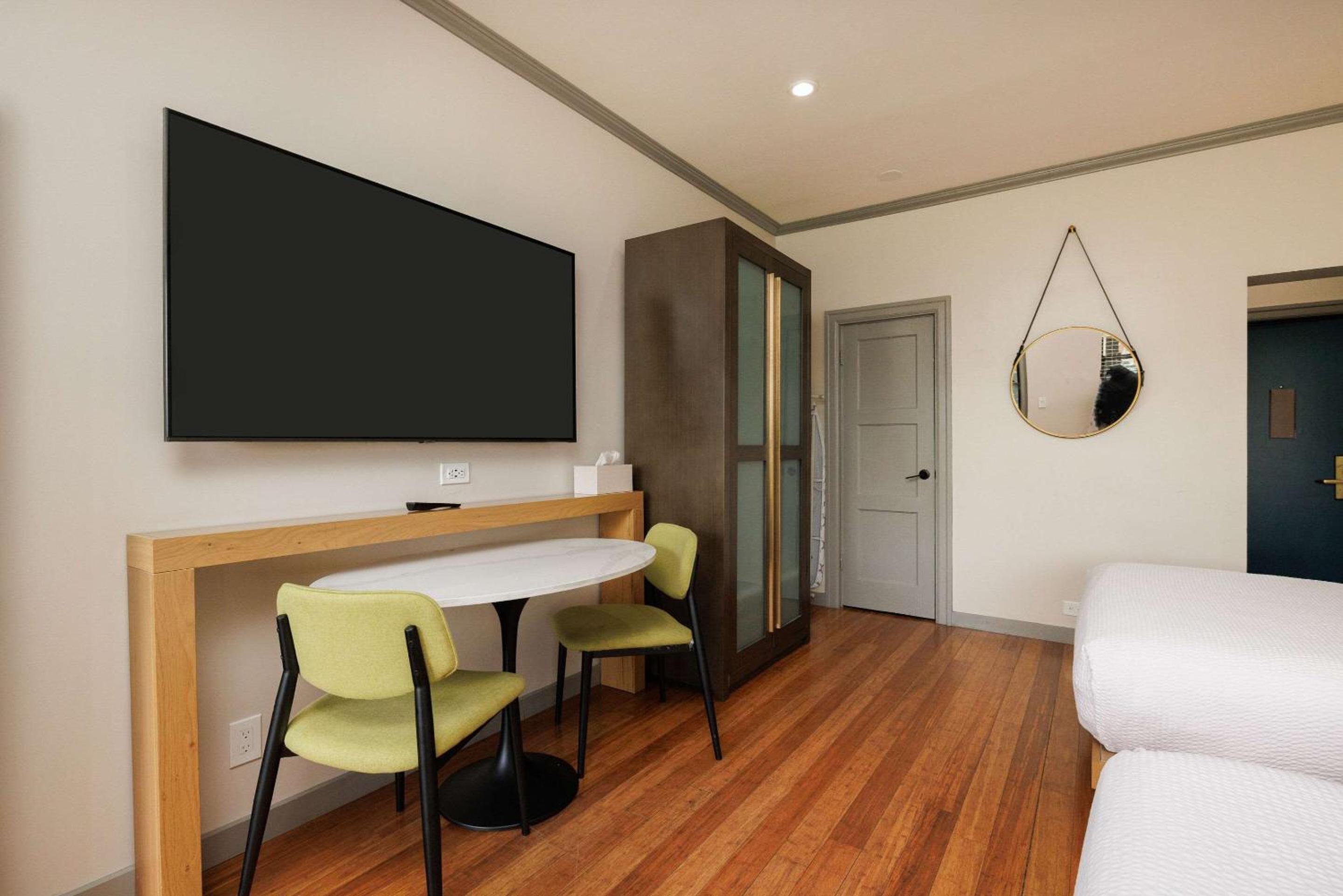 Double Room with Two Double Beds - Hearing Accessible/Non-Smoking photo 3