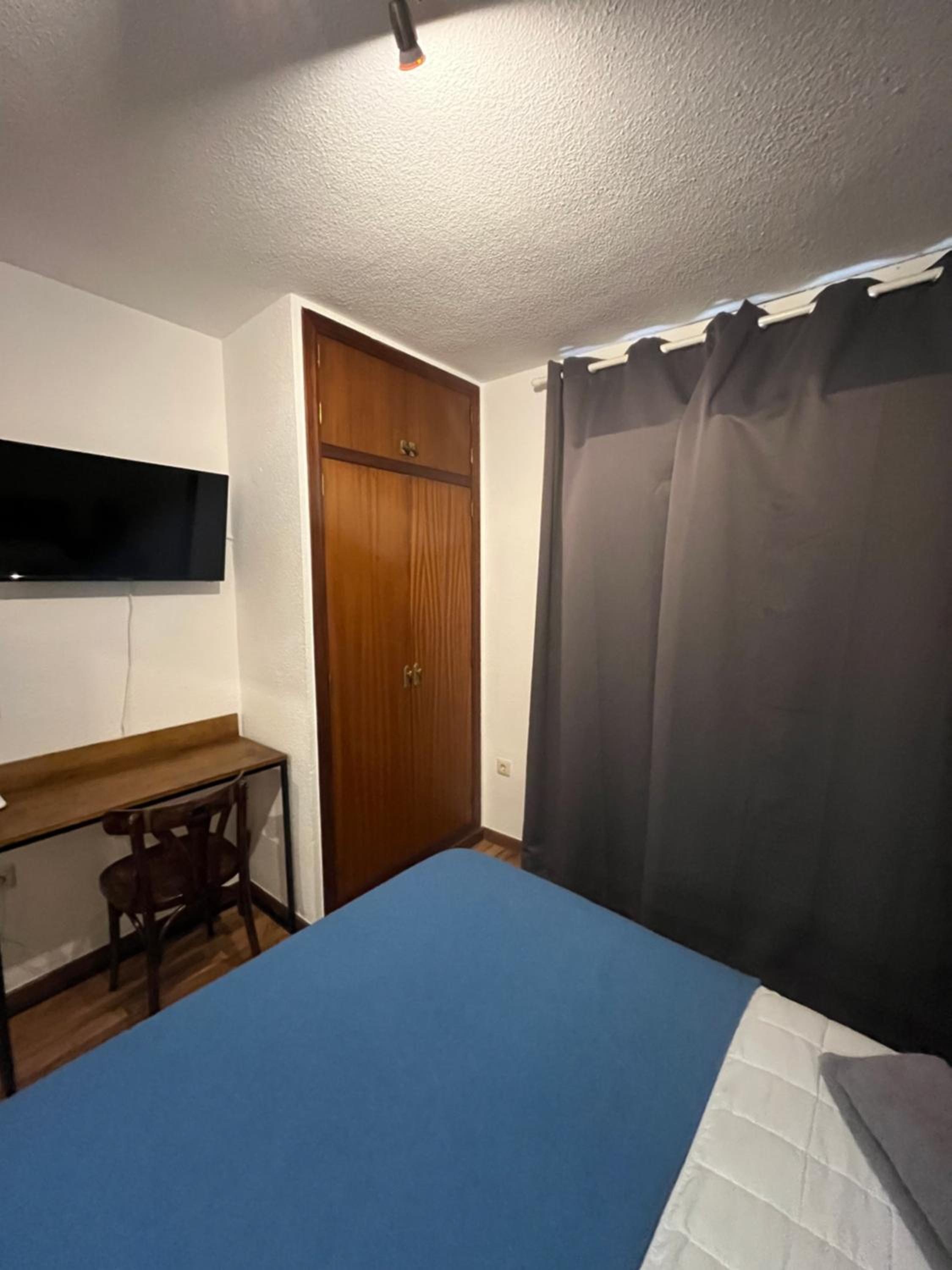 Standard Queen Room - Photo 7