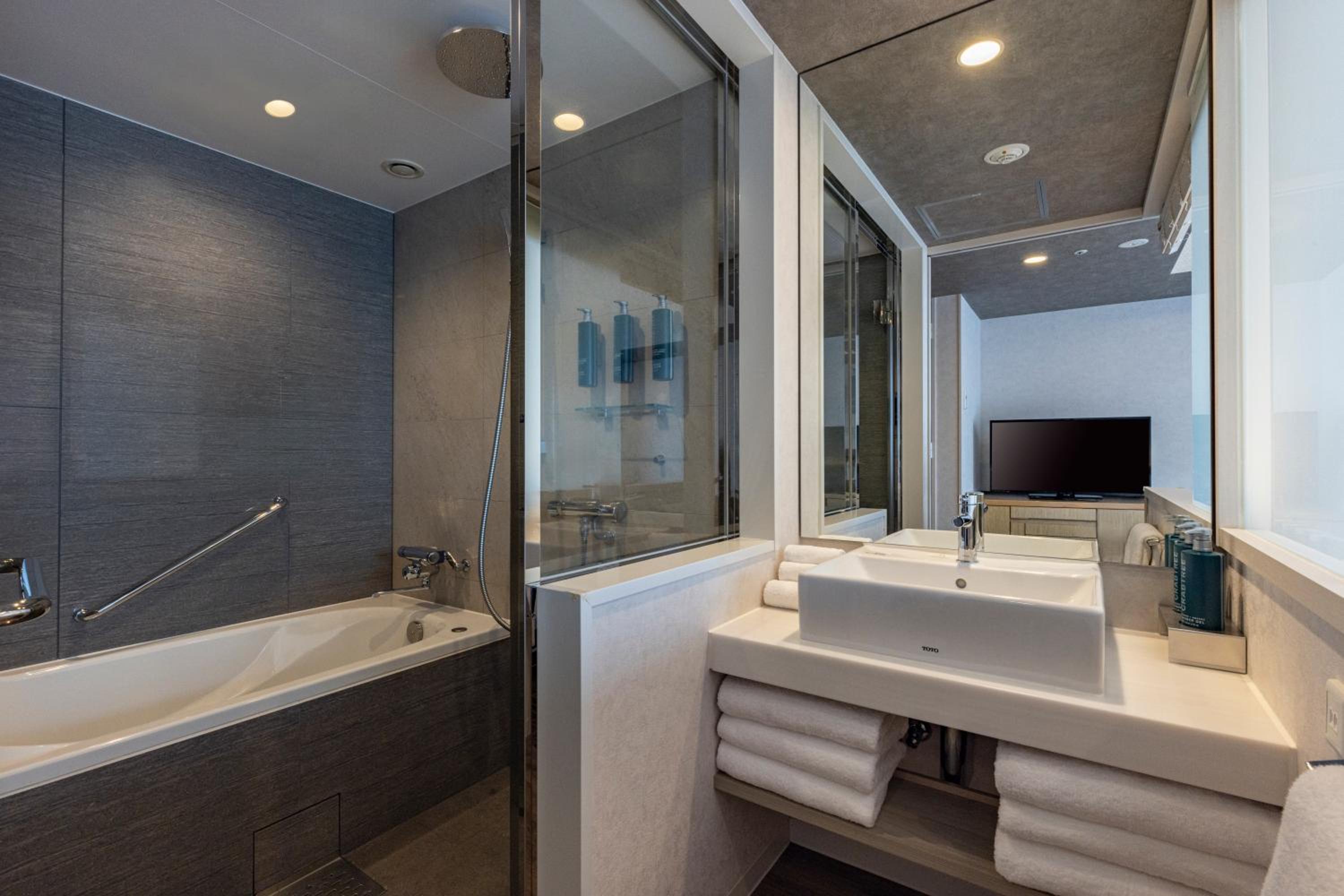 Deluxe Room with Two Double Beds - High Floor photo 3