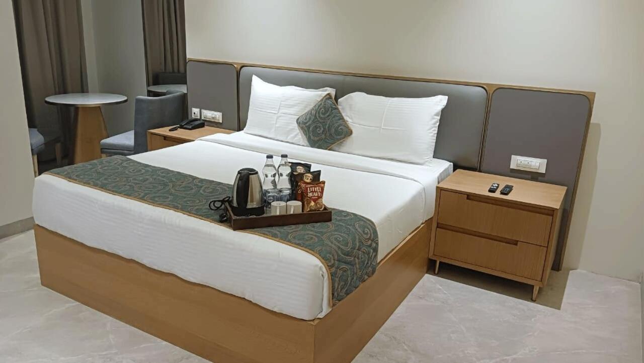 Deluxe Double Room (2 Adults + 1 Child) photo 2