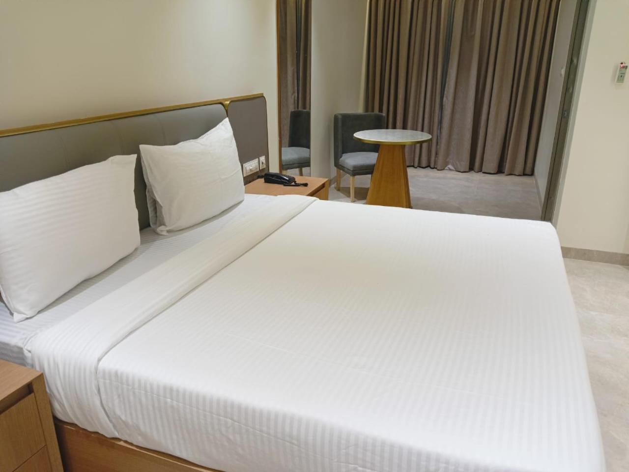 Deluxe Double Room (2 Adults + 1 Child) photo 3