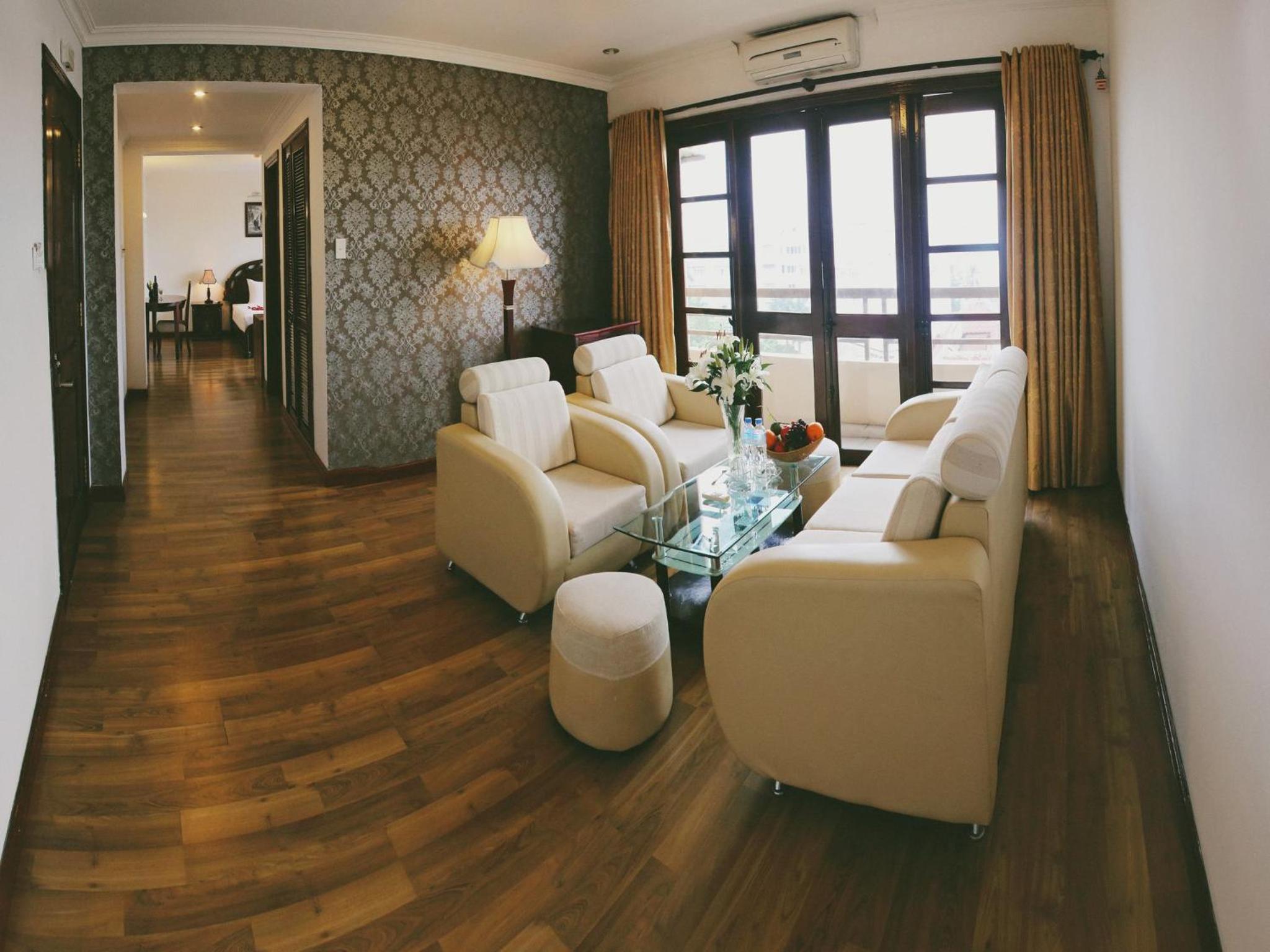 Suite - Photo 3