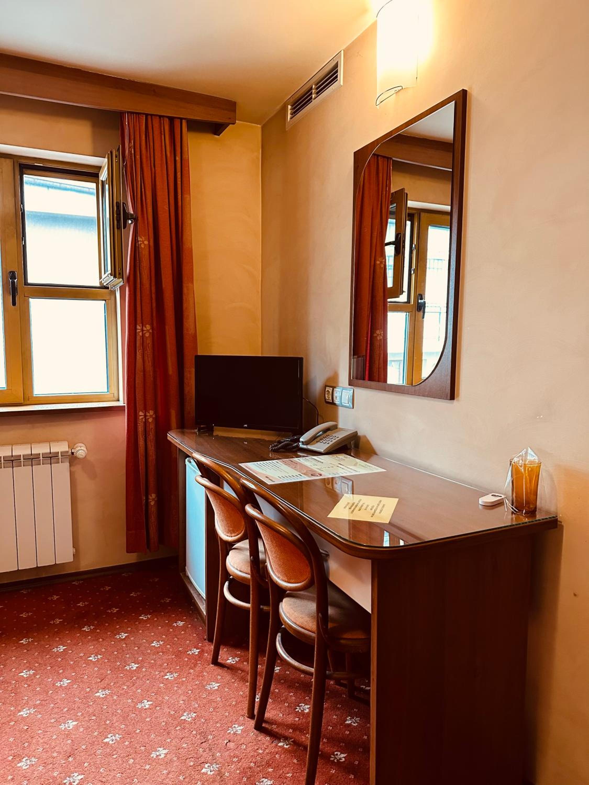 Double Business Room - 2 Single rooms with 1 Bathroom - Photo 4