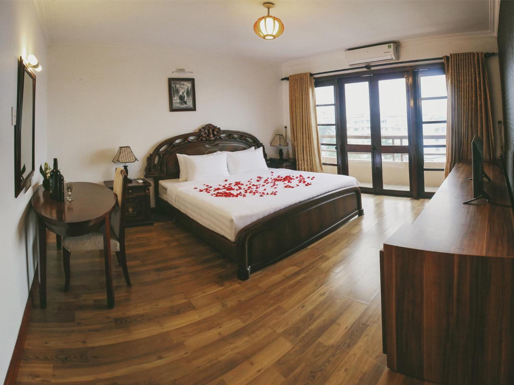 Suite - Photo 1