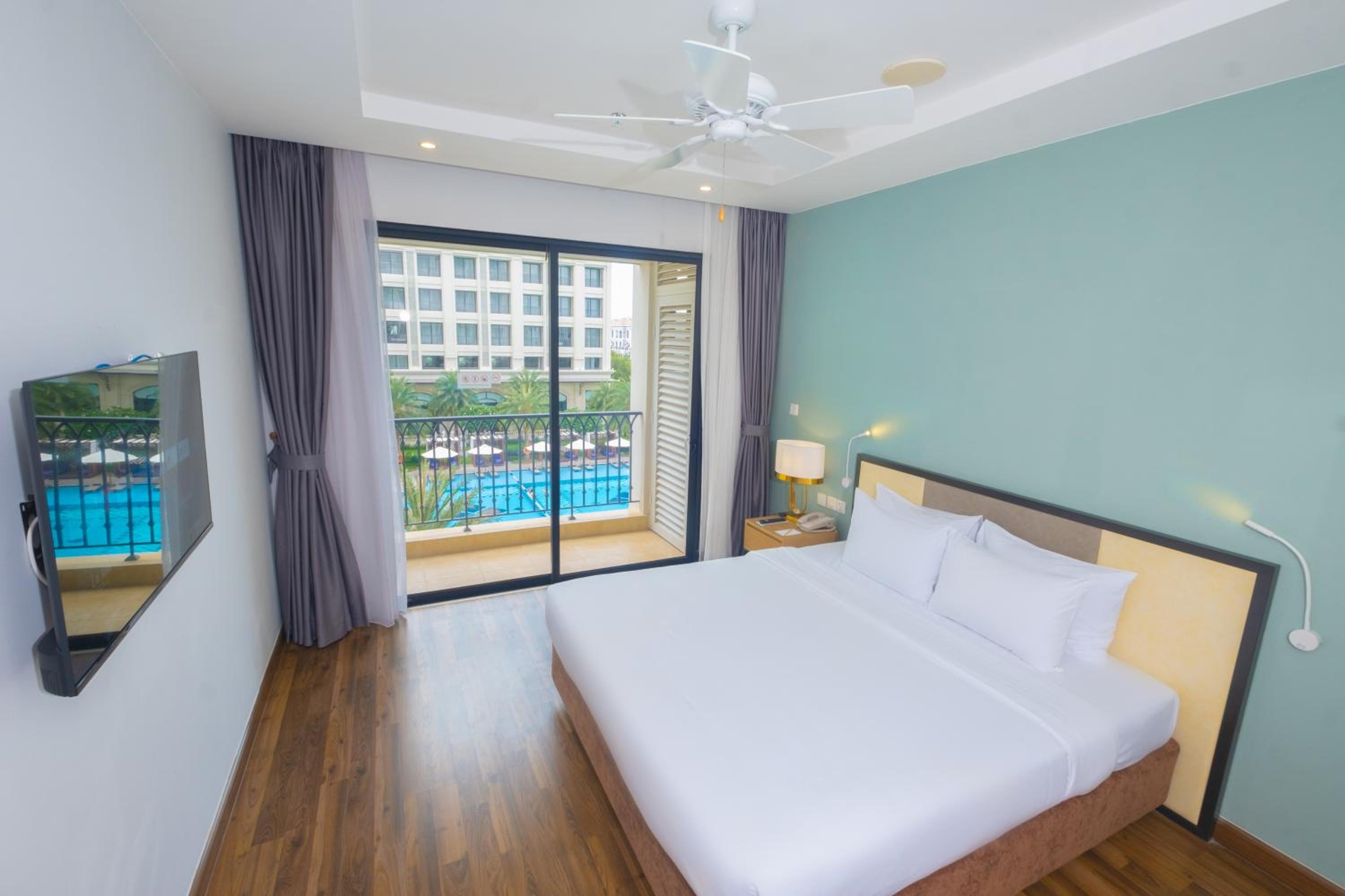 Superior King Room with Pool View photo 1