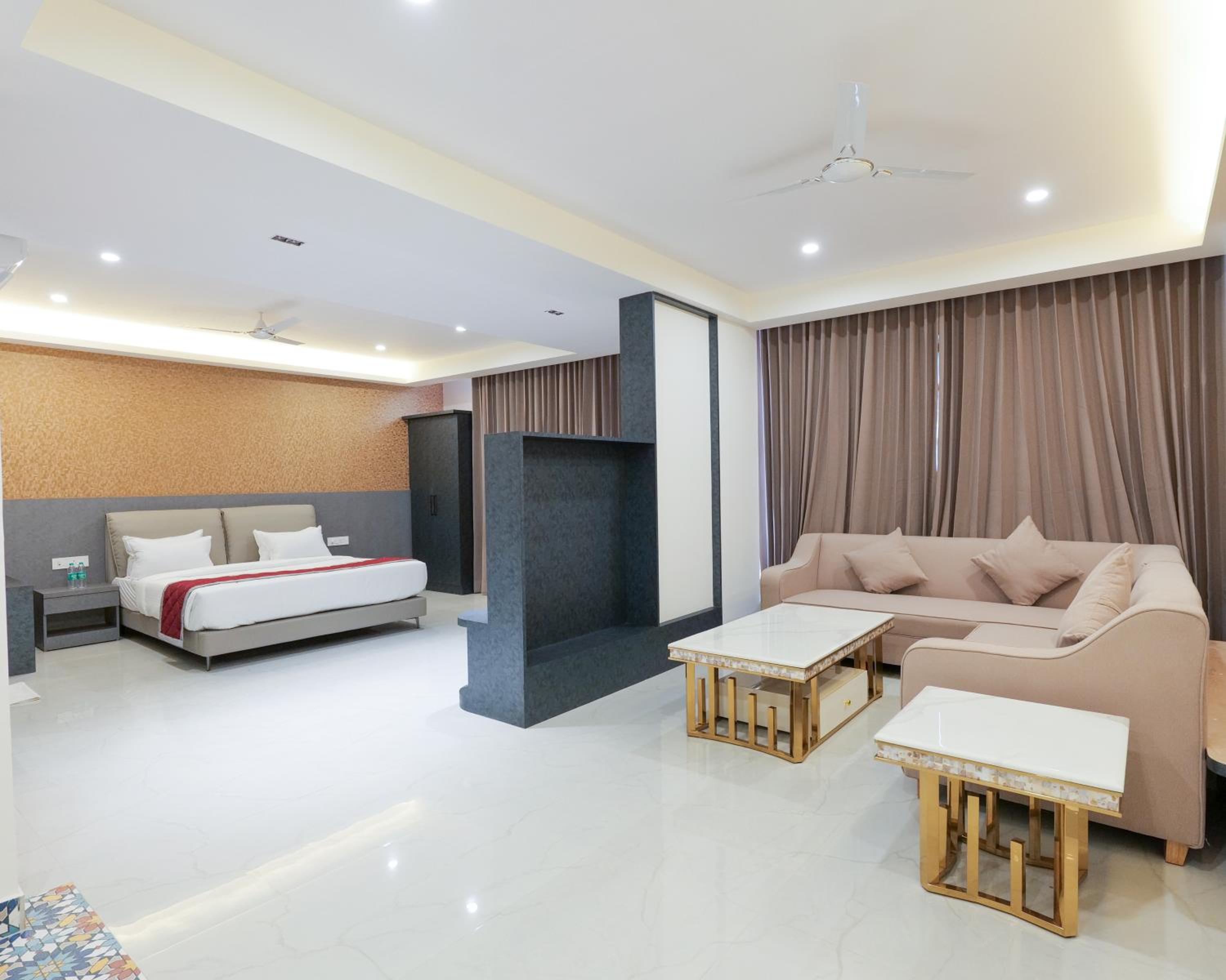 Signature Suite King Bed Room - Photo 10