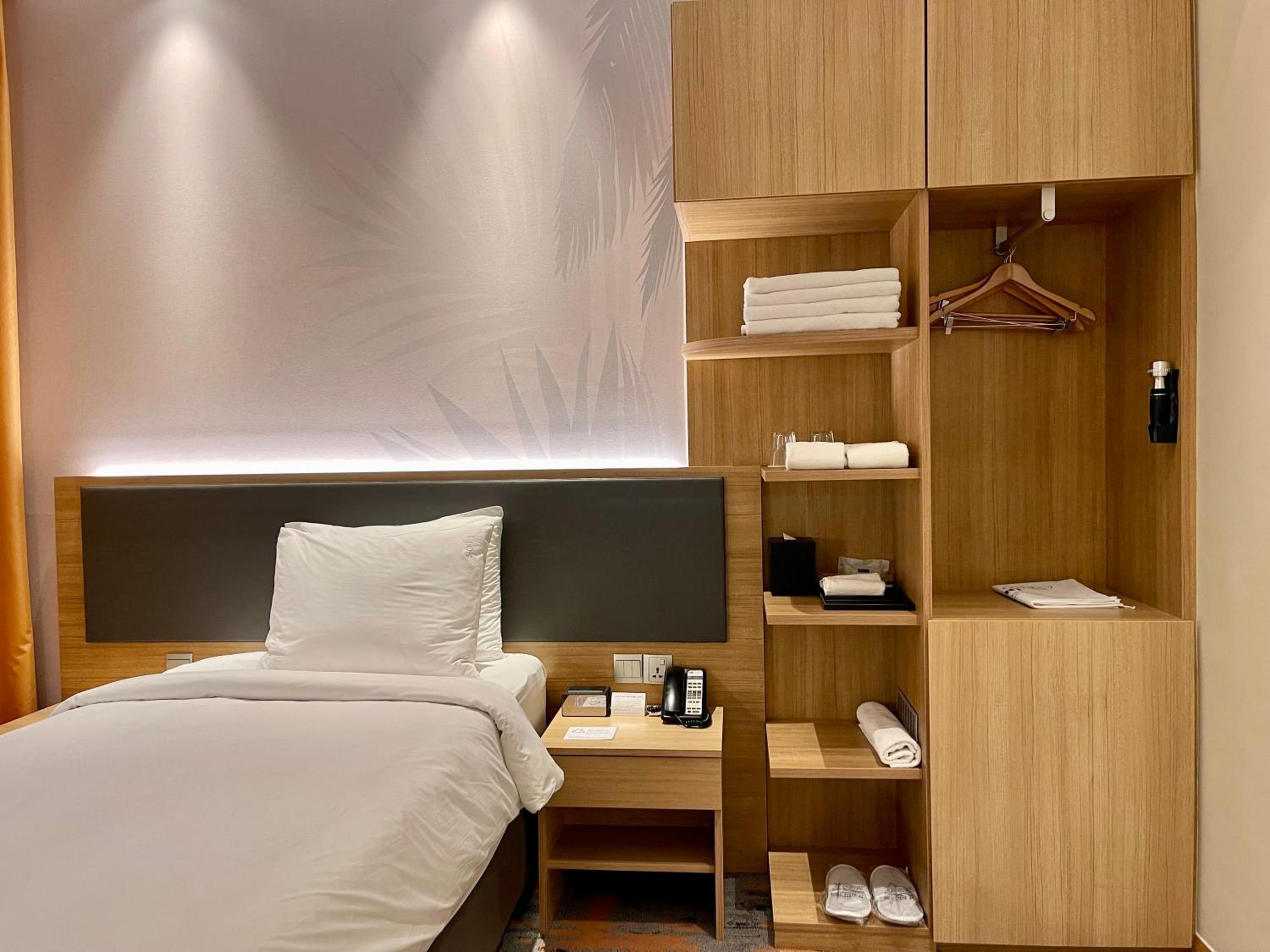 Standard Single Room with Free Breakfast - Accessible thumbnail 6