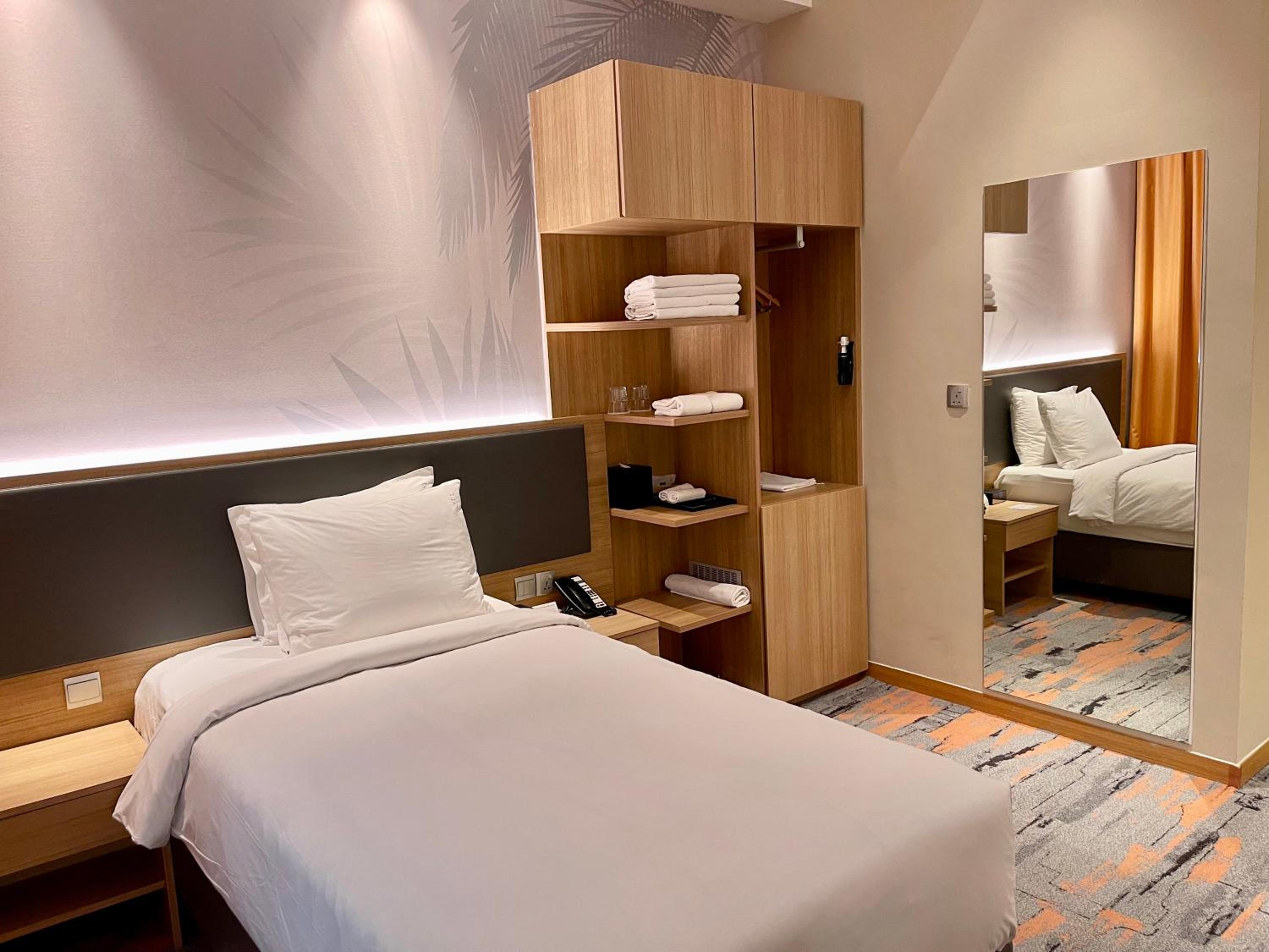 Standard Single Room with Free Breakfast - Accessible thumbnail 5