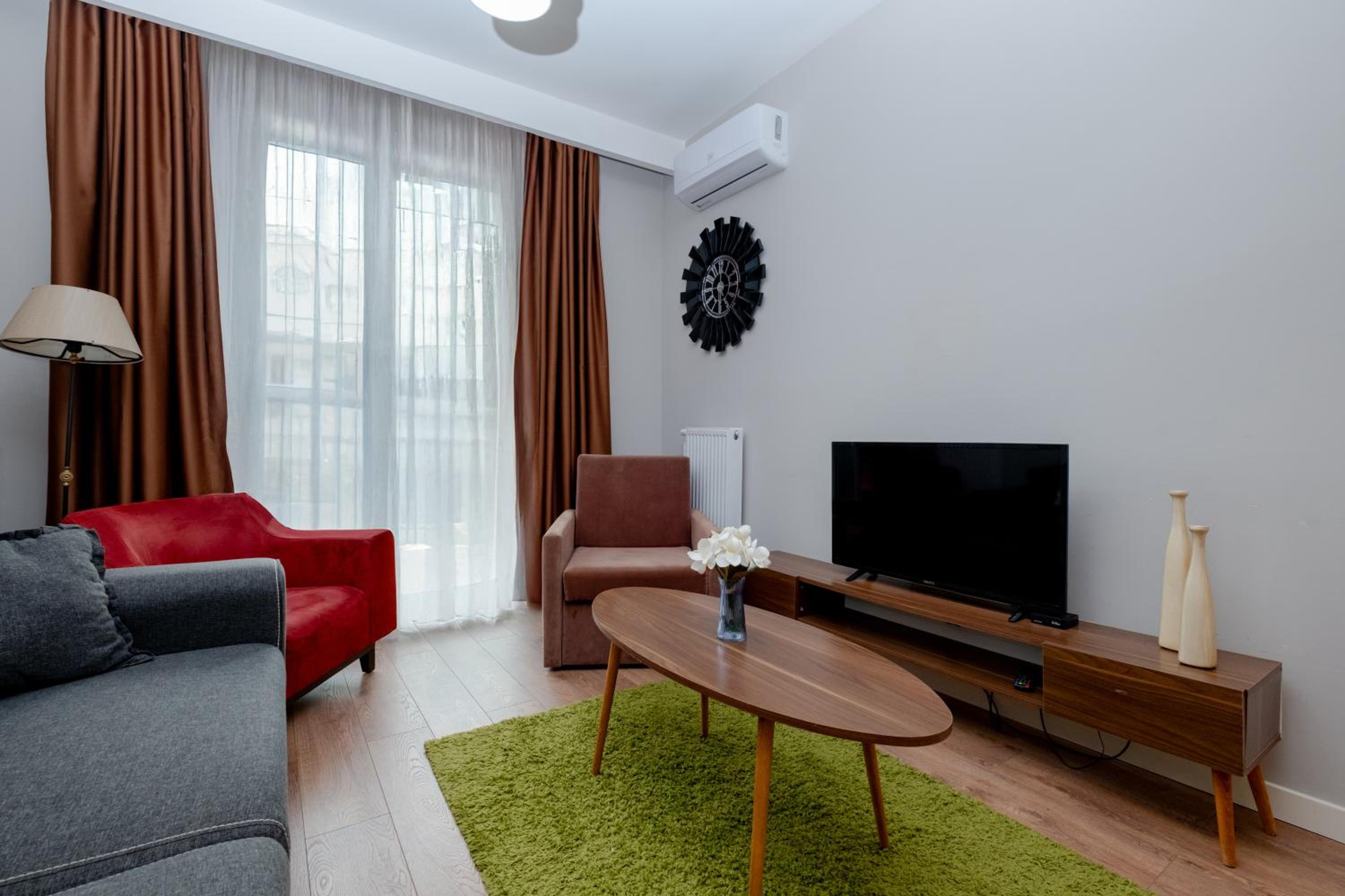One-Bedroom Apartment photo 1