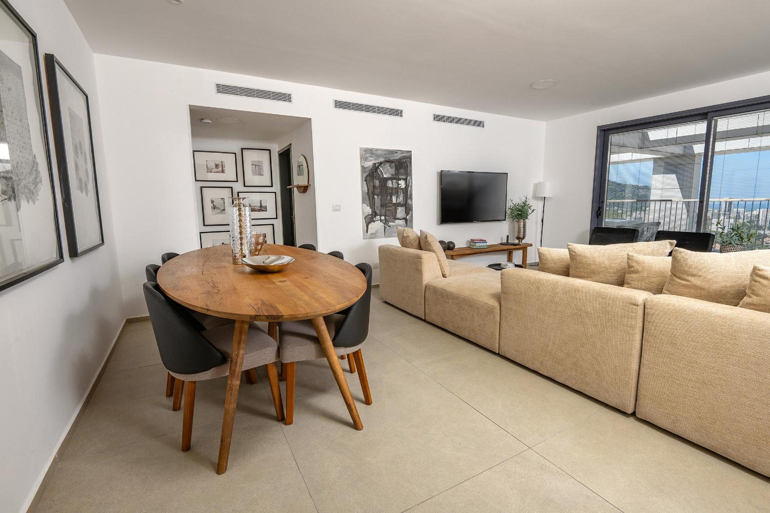 Three Bedroom Apartment with Balcony and Office  photo 3