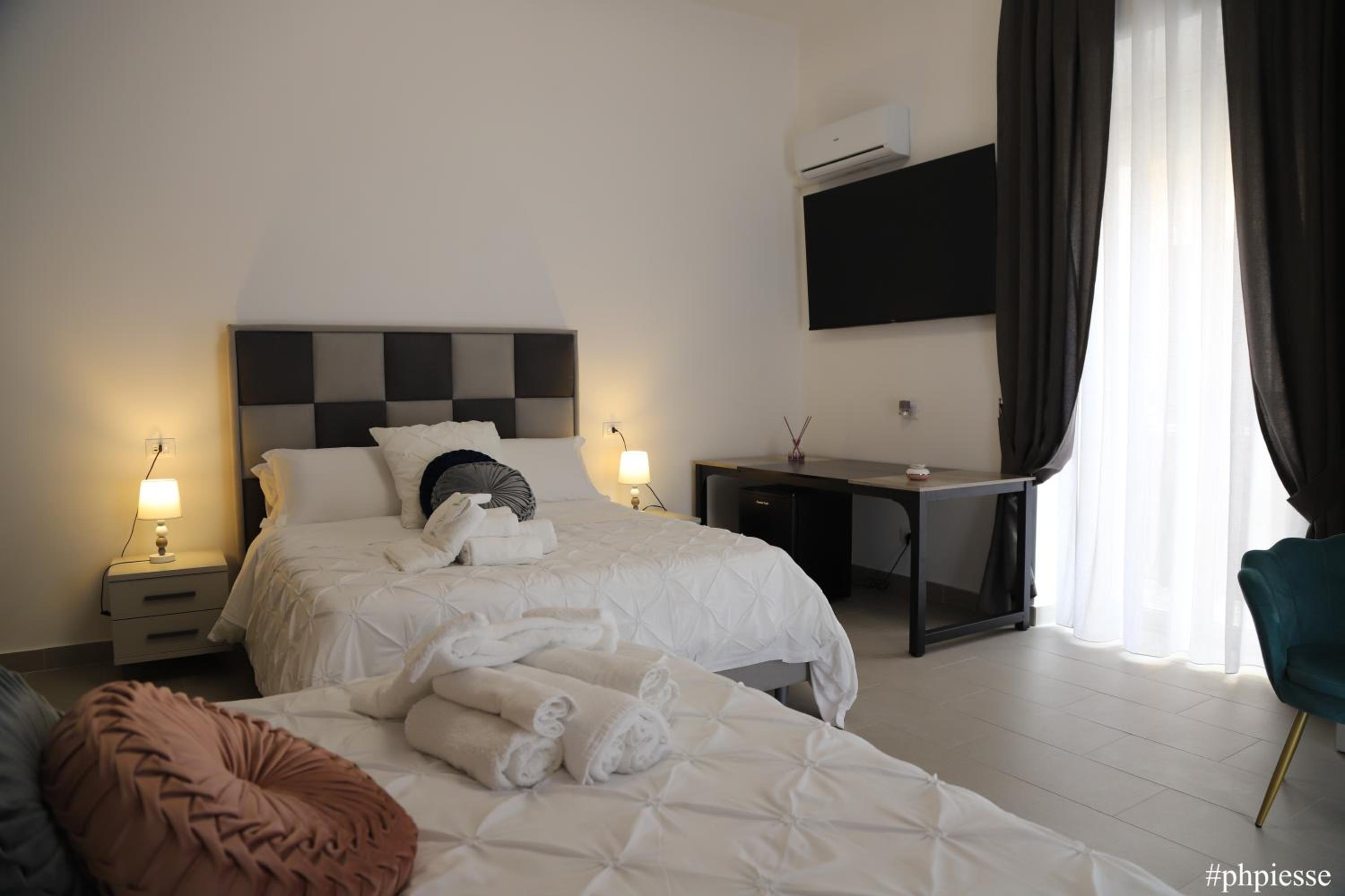Superior Queen Room with Two Queen Beds - Photo 3