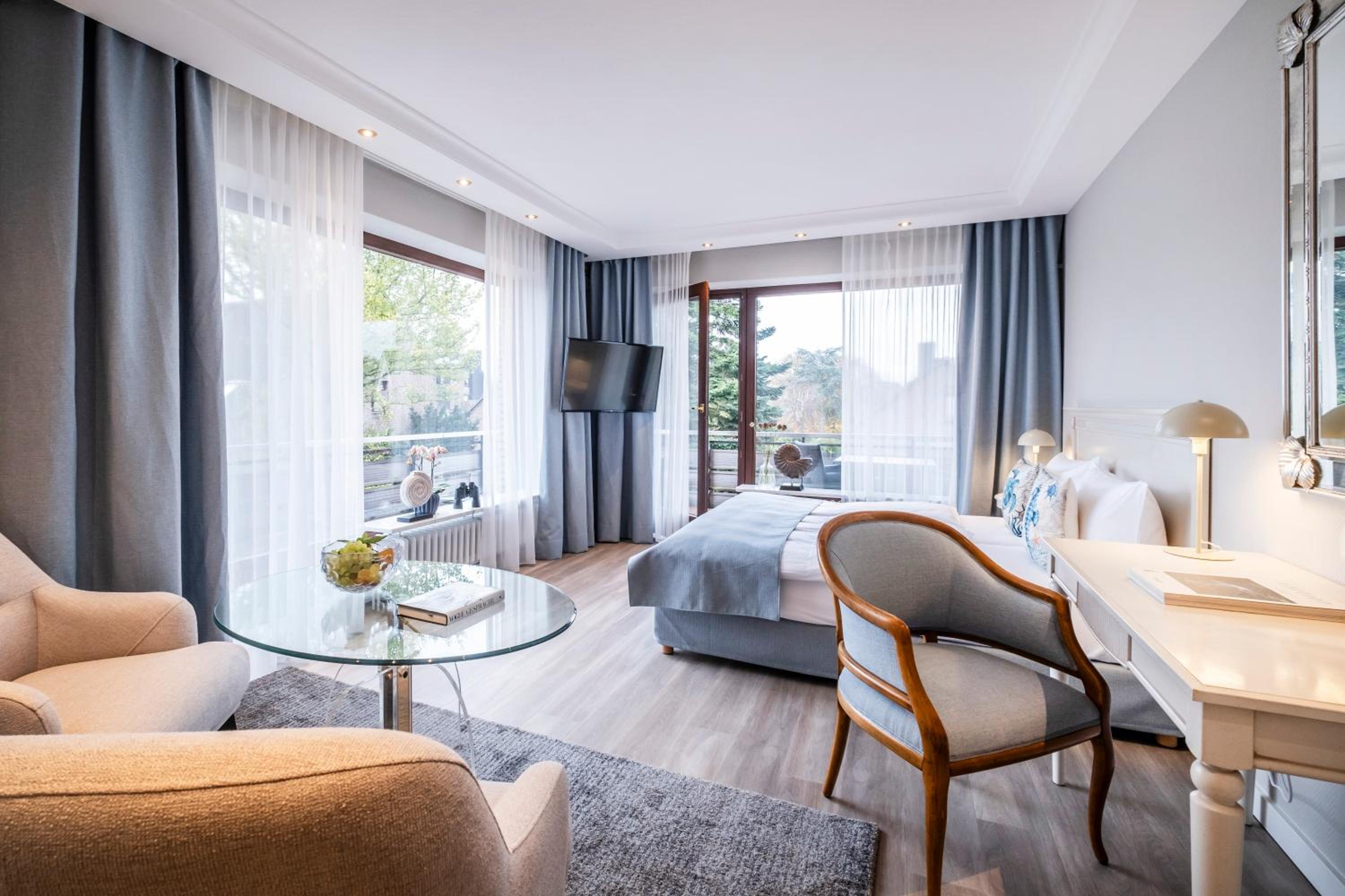 Junior Suite with Balcony and Garden View (4 Adults) photo 1