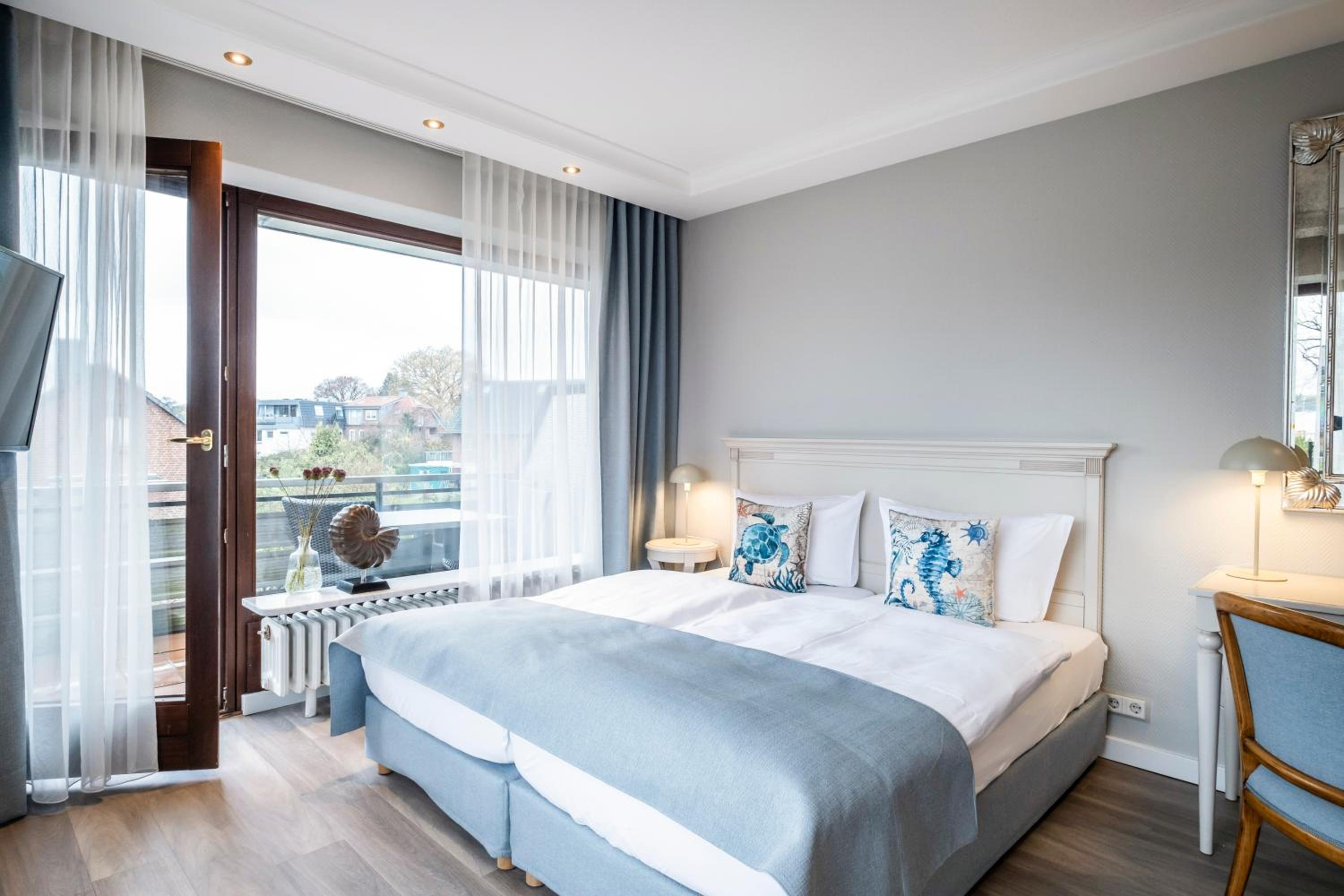 Junior Suite with Balcony and Garden View (4 Adults) photo 2