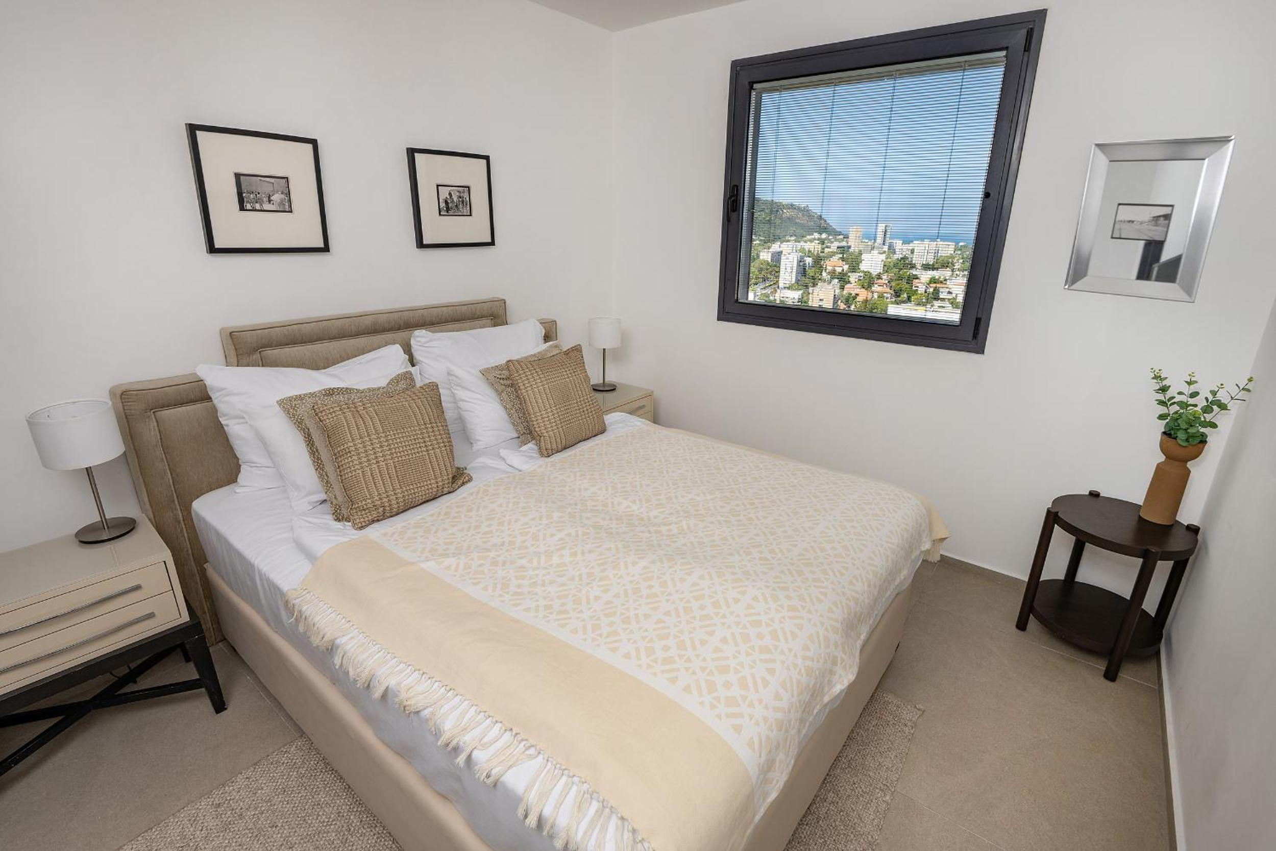 Four-Bedroom Apartment with Balcony  photo 2