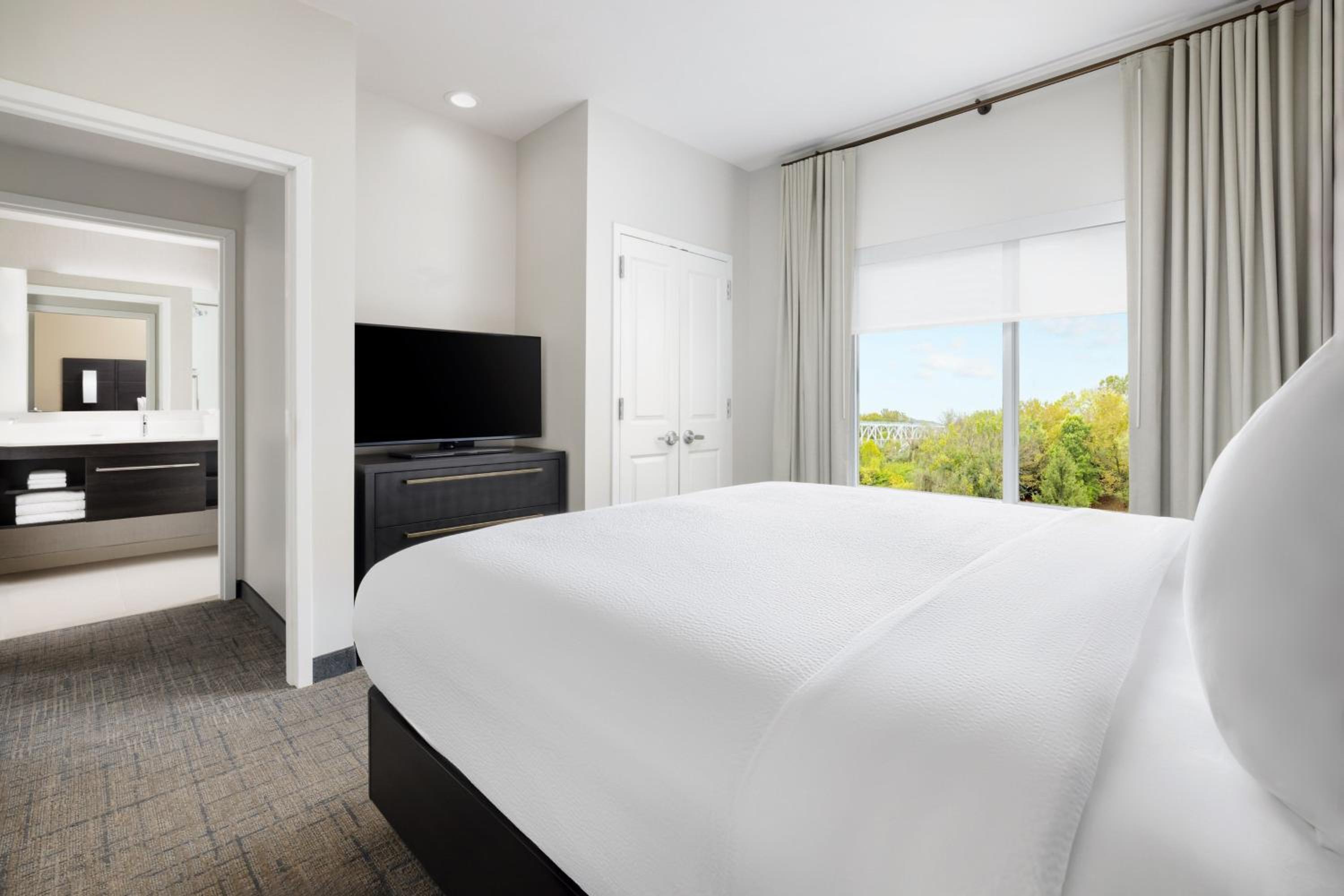 One-Bedroom King Suite with Sofa Bed - Photo 4