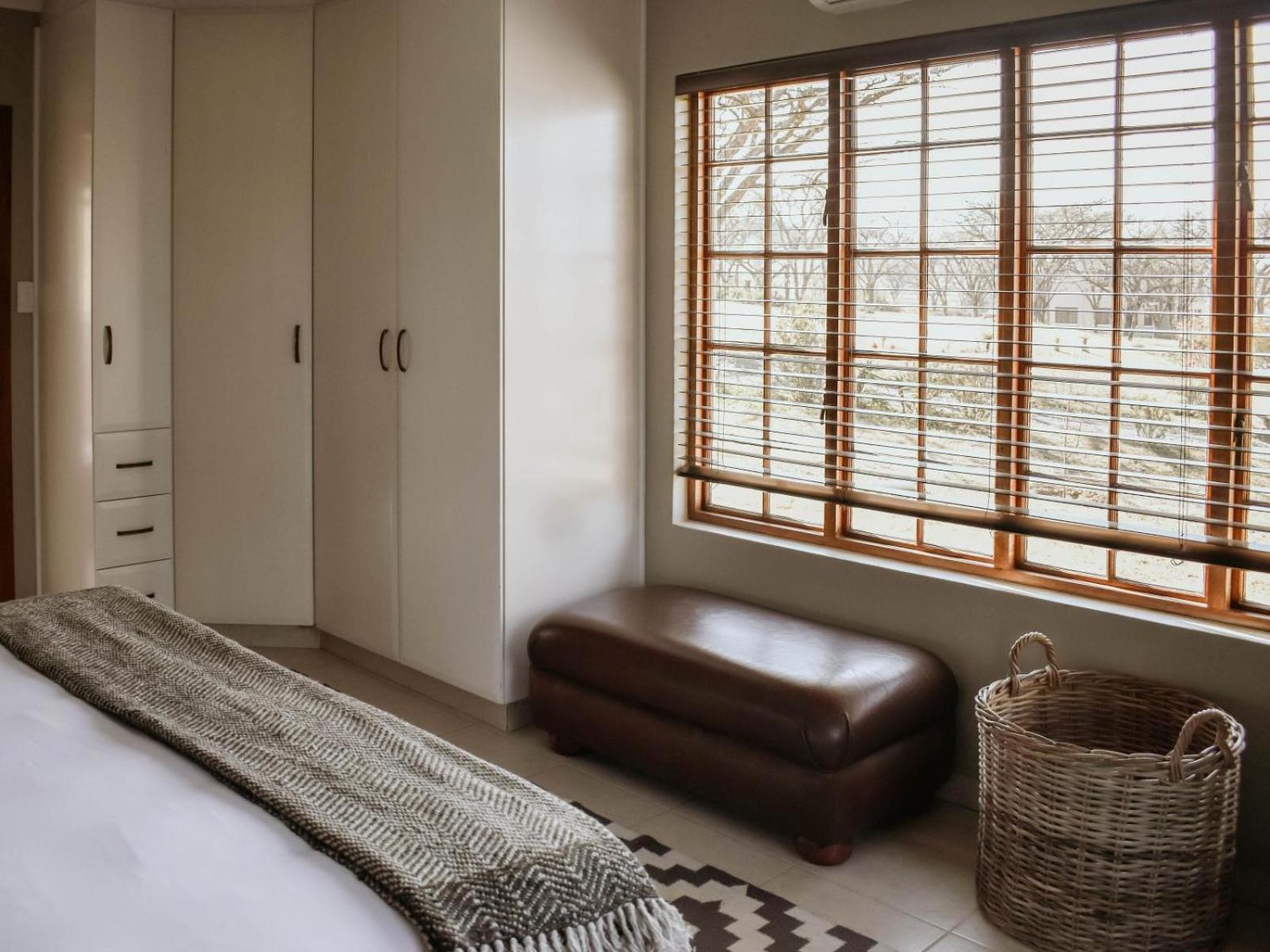 Standard King Room - Photo 8