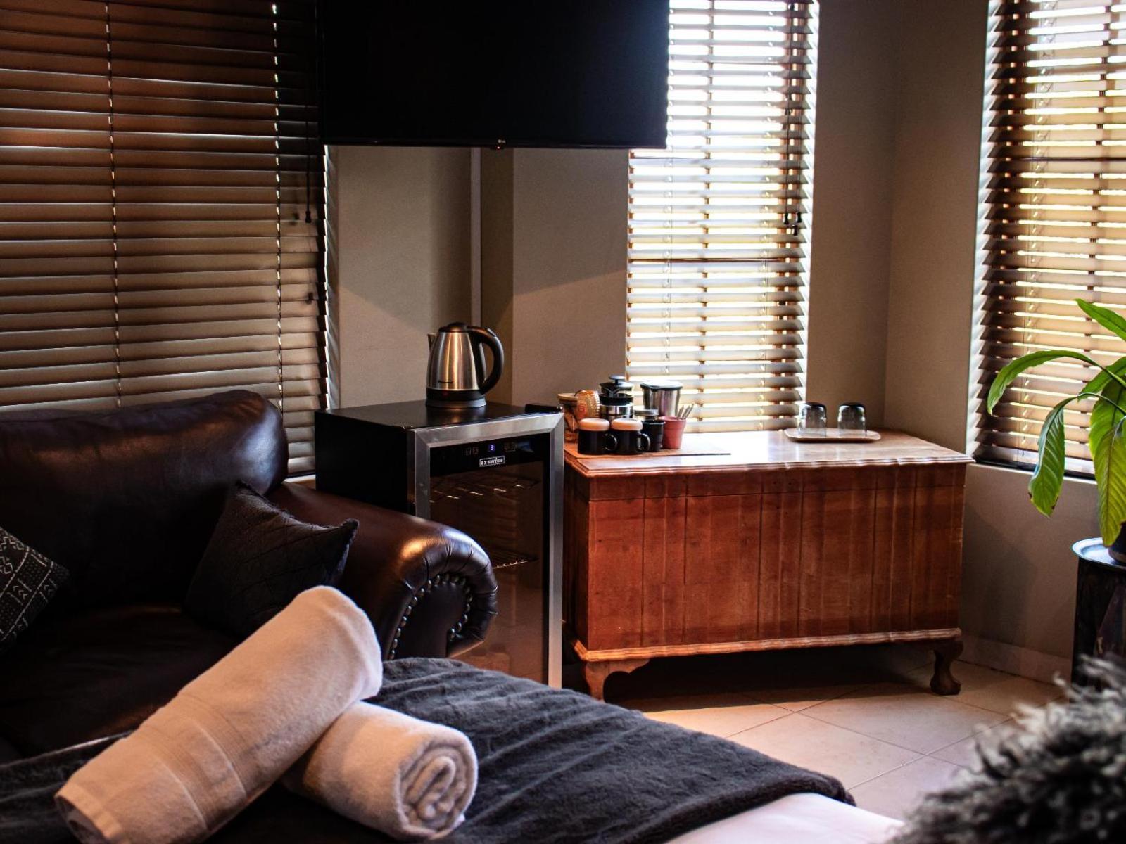 Standard King Room - Photo 14
