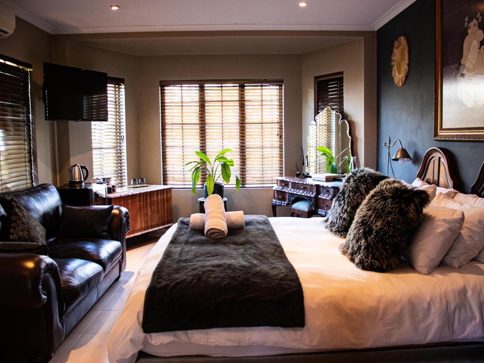 Standard King Room - Photo 11