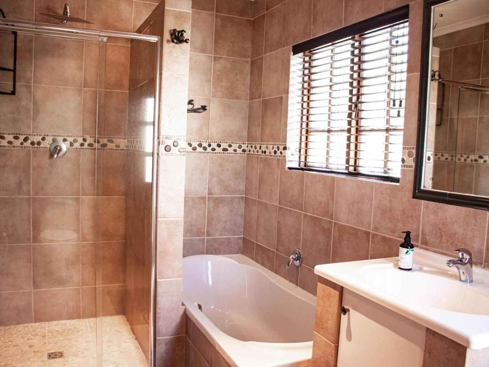Standard King Room - Photo 16