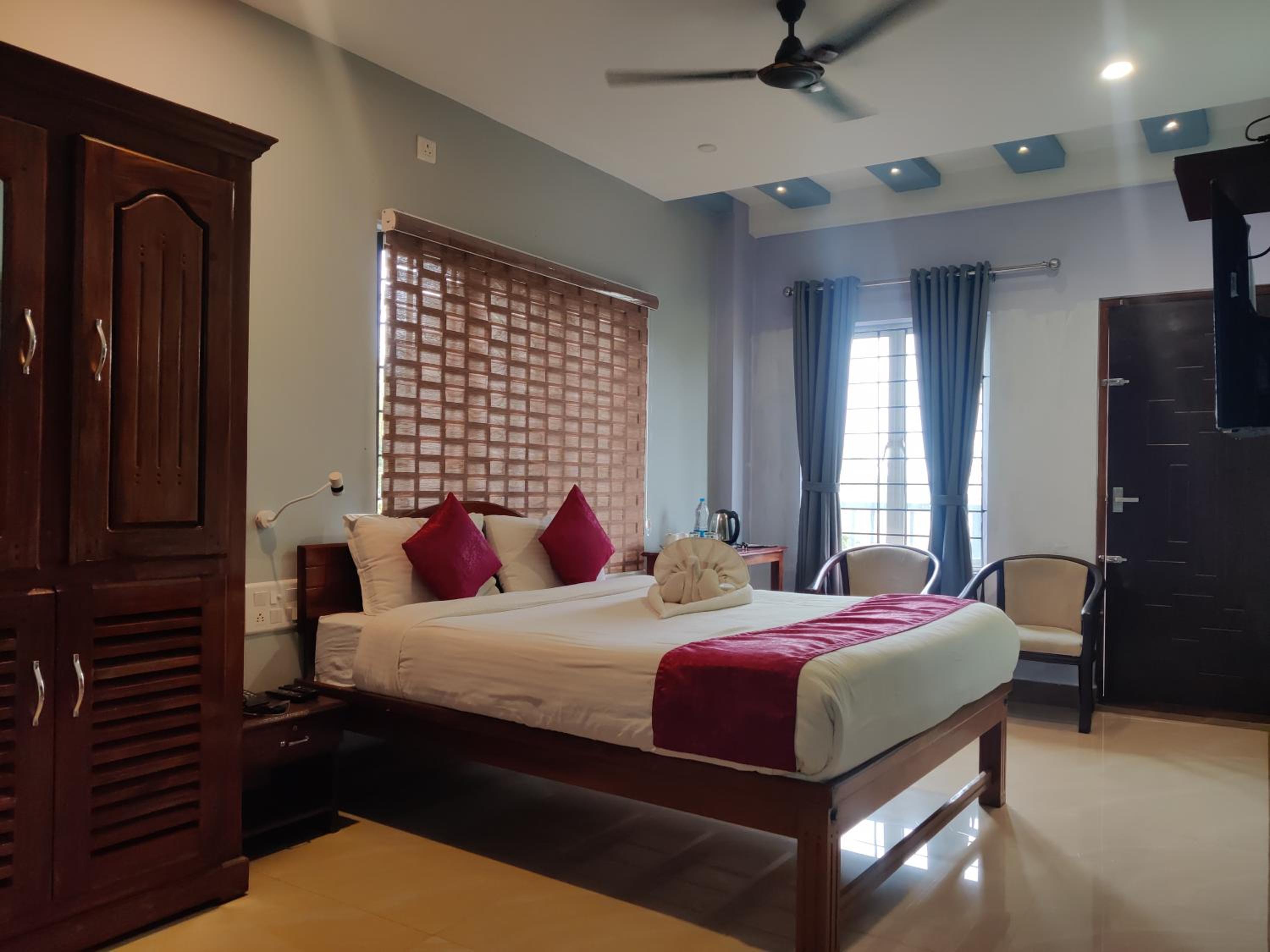 Deluxe Double Room with Balcony photo 3