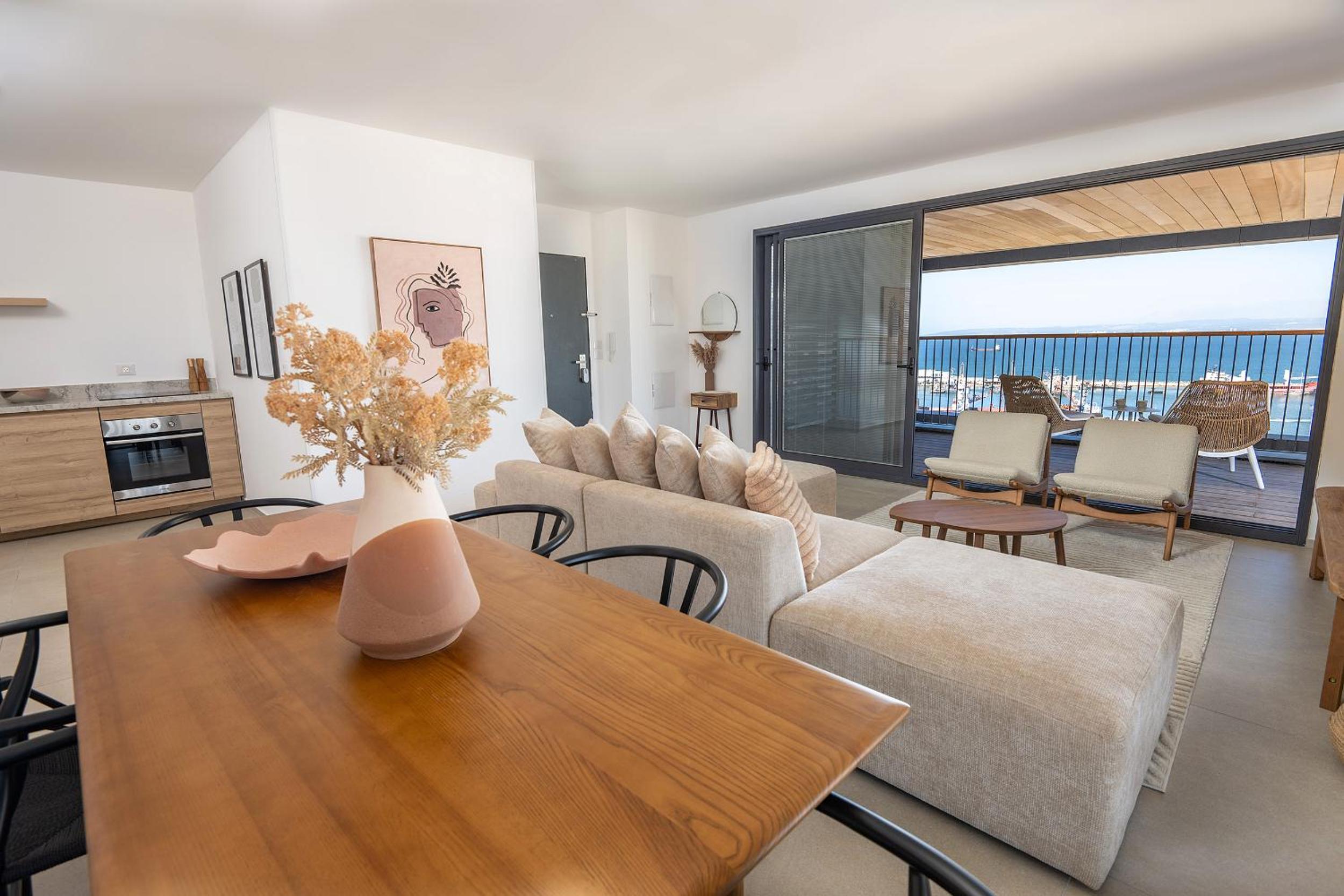 Two-Bedroom Apartment with Balcony and Sea View photo 3