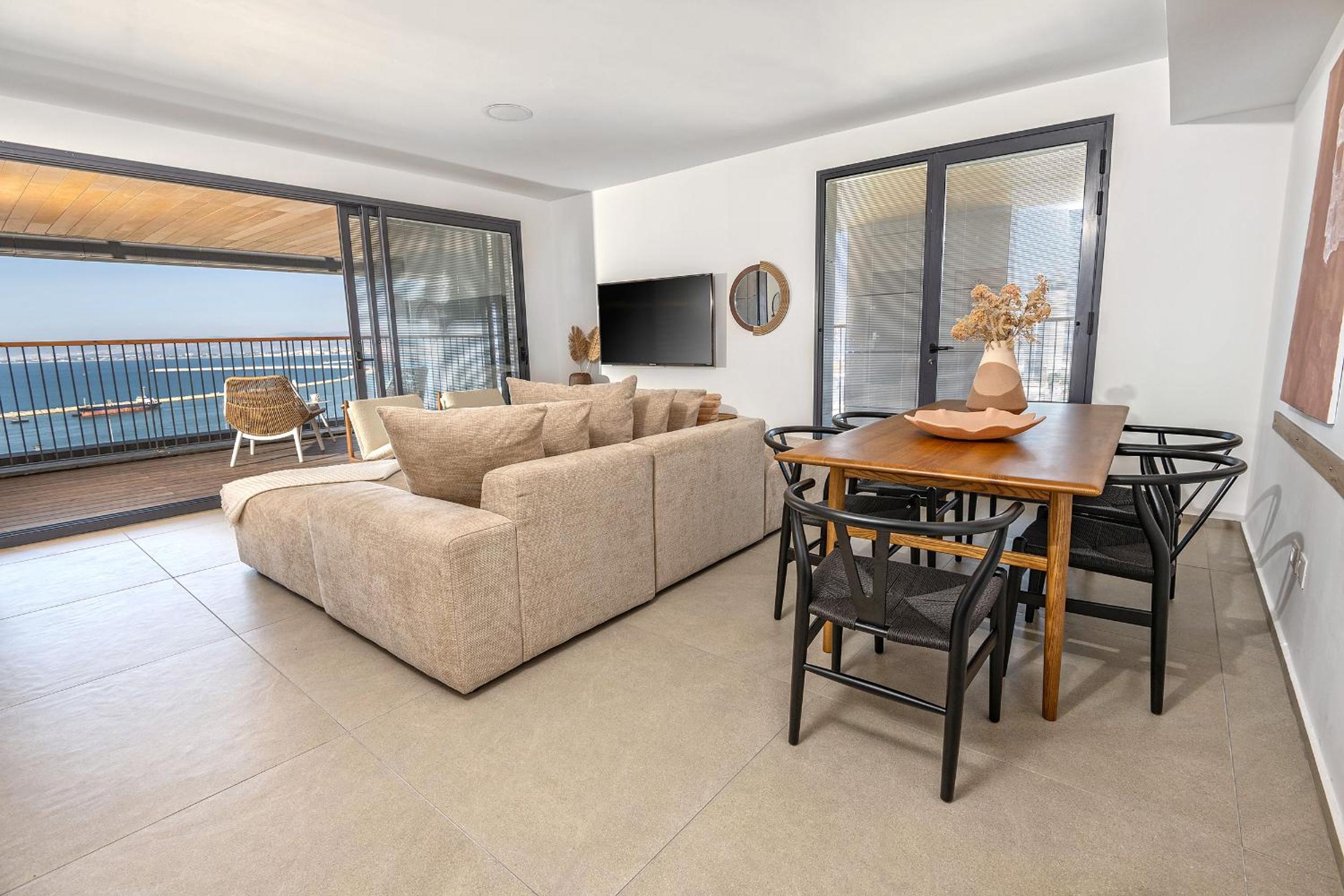 Two-Bedroom Apartment with Balcony and Sea View photo 2