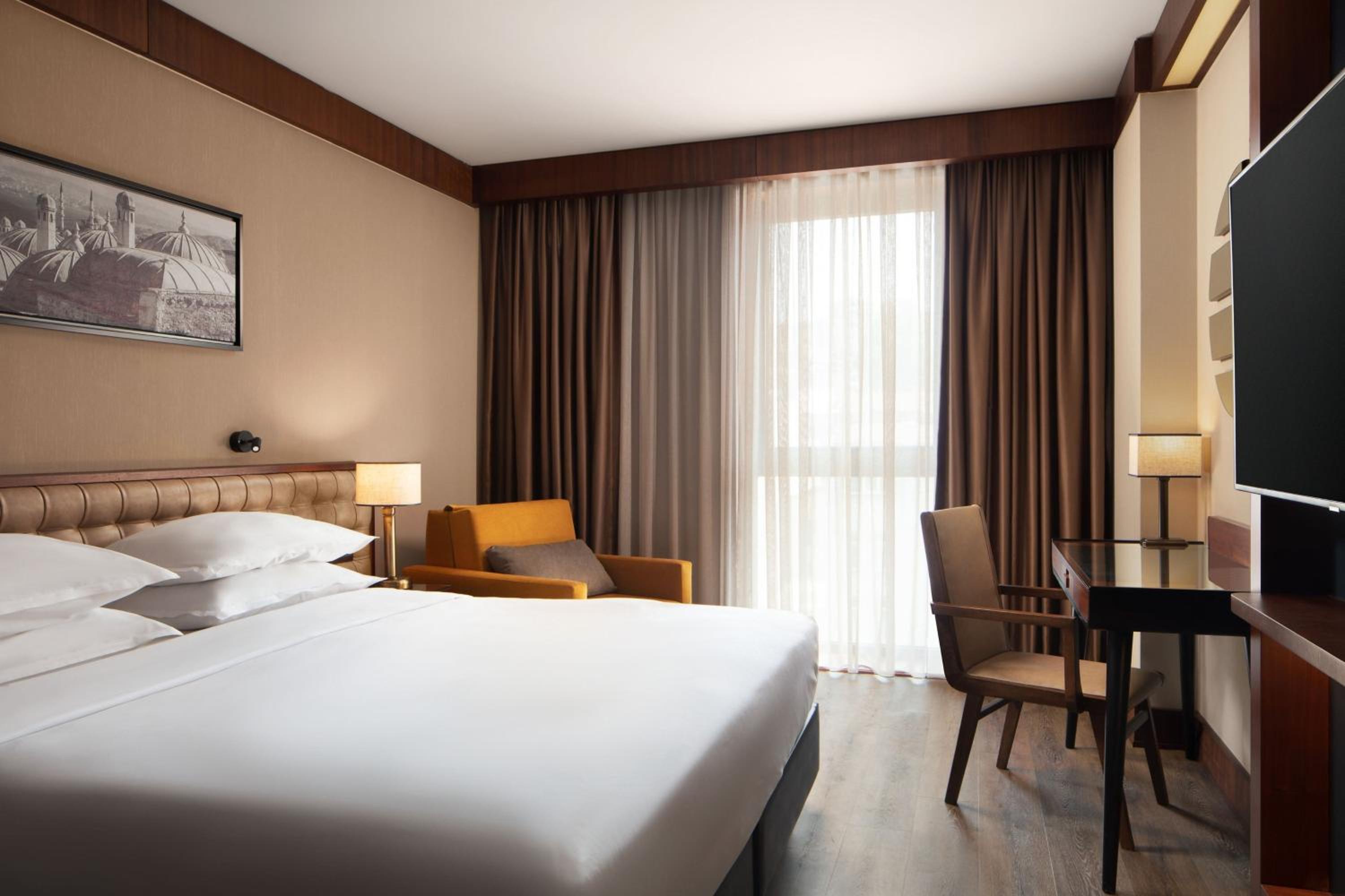 Superior King Guest Room thumbnail 5