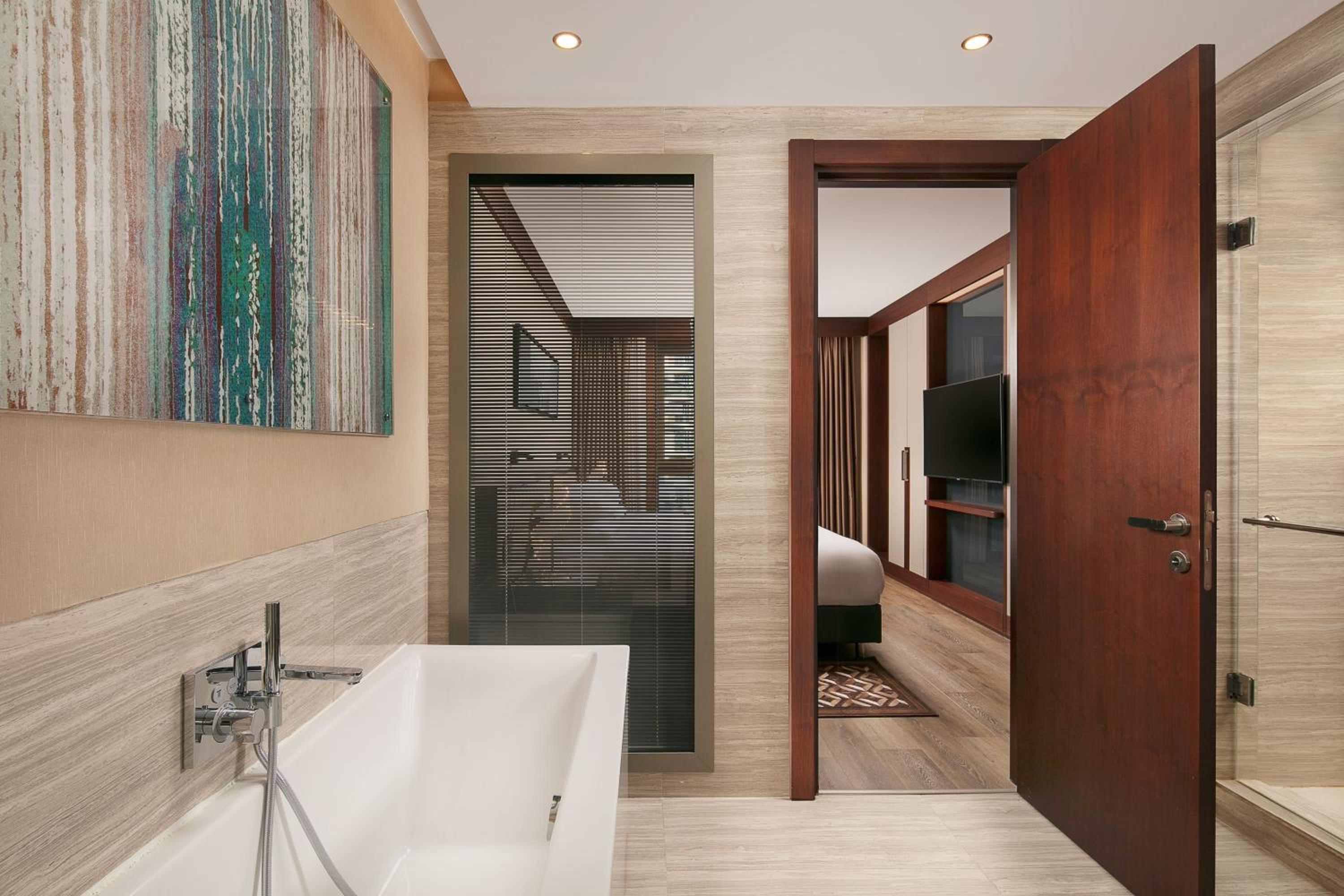 Junior Suite with Lounge Access thumbnail 5