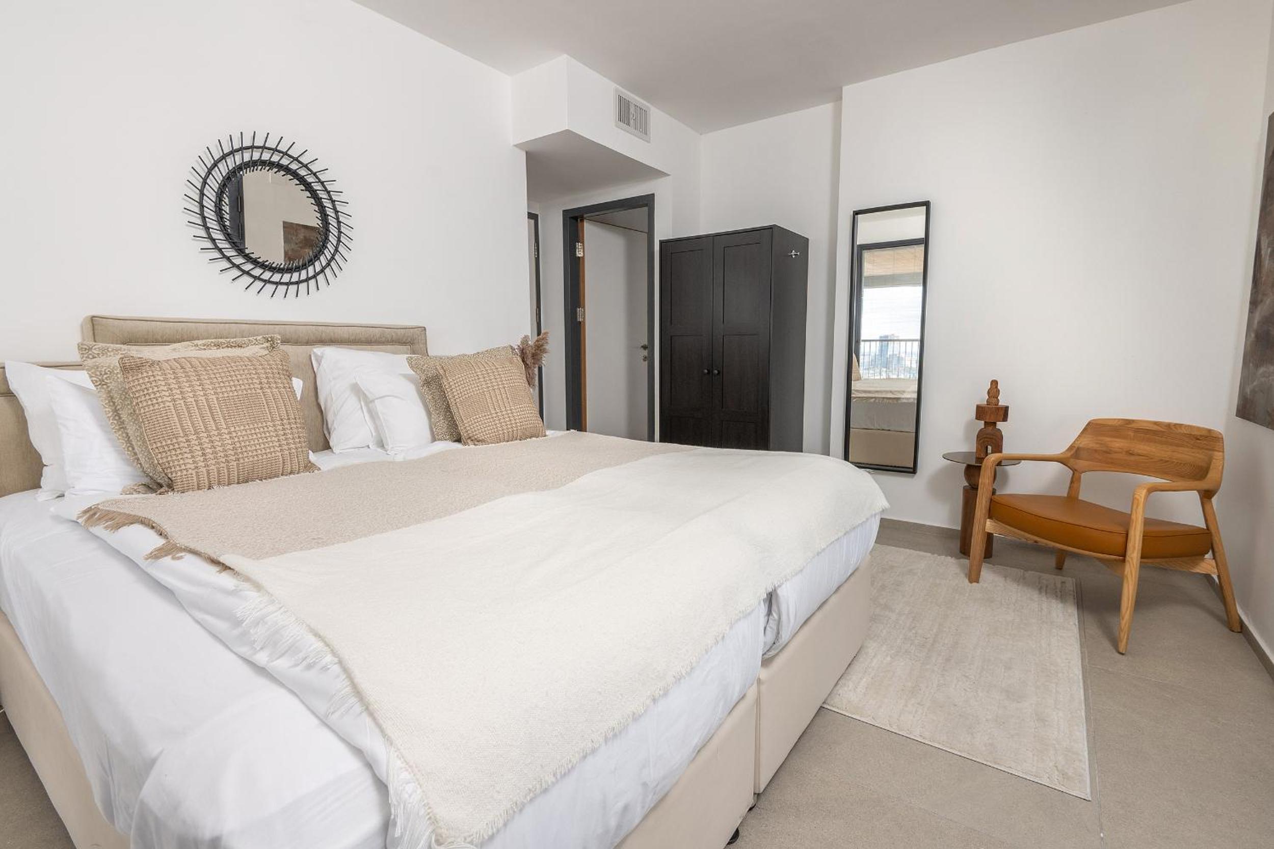Two Bedroom Apartment with Balcony and Office  photo 2