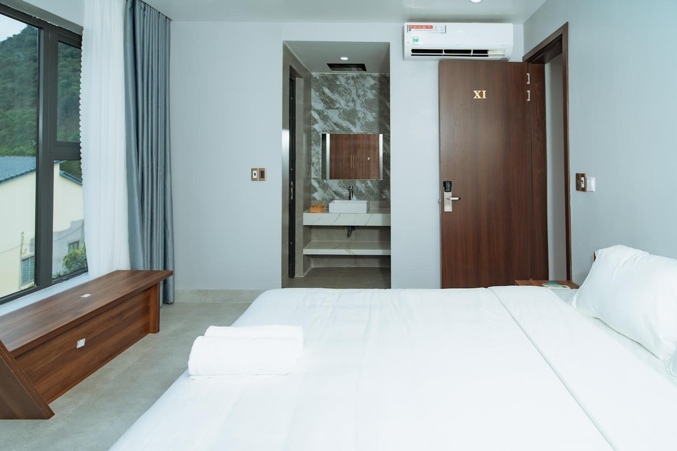 Deluxe King Room photo 2