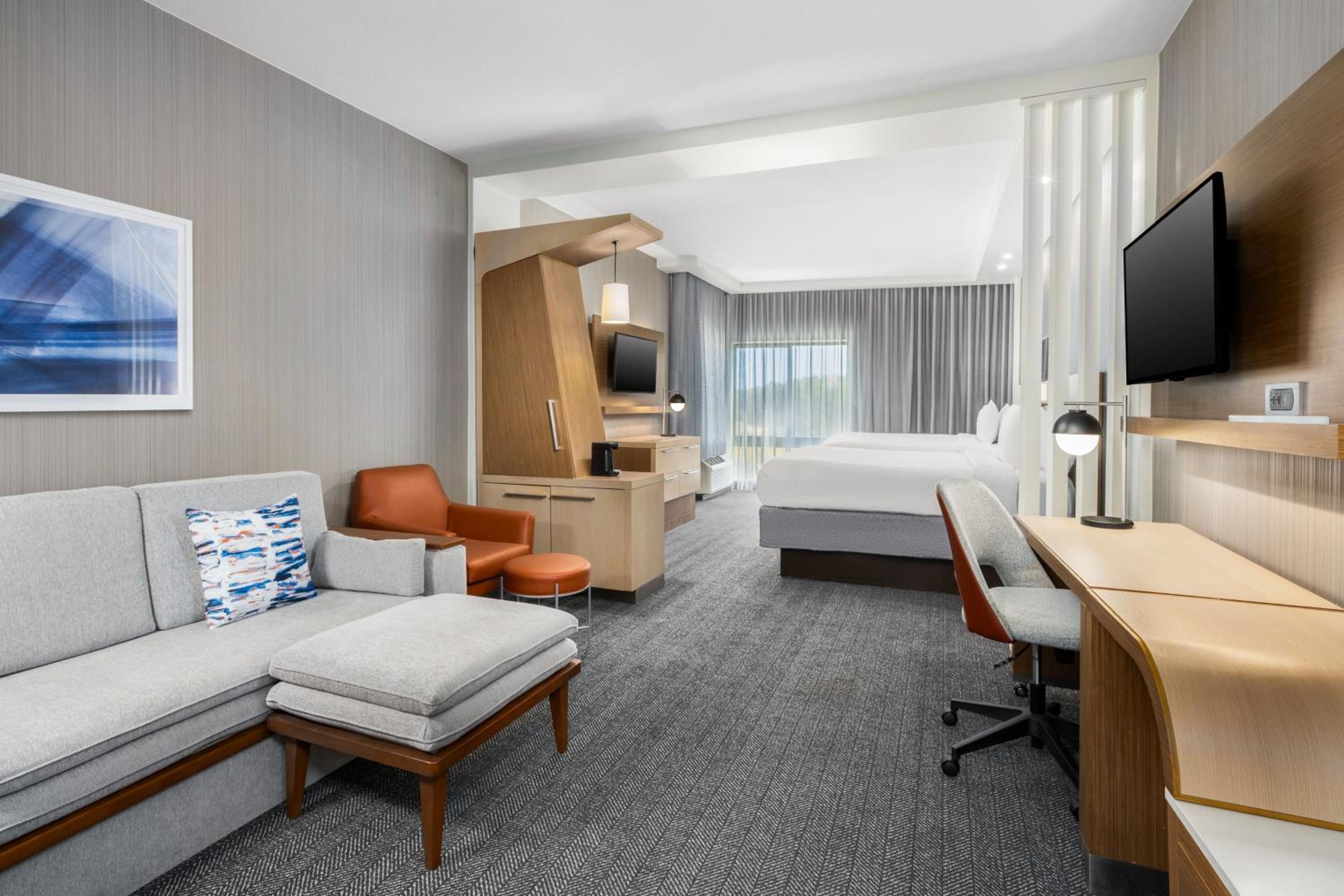 Queen Suite with Two Queen Beds, Bathtub and Sofa Bed - Mobility Access/Hearing Accessible photo 1