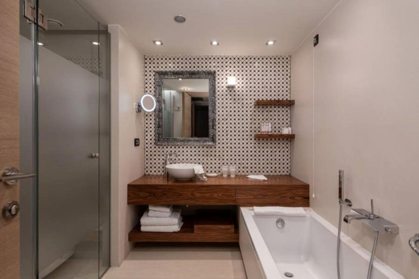 Luxury Room with Private Pool - Photo 7