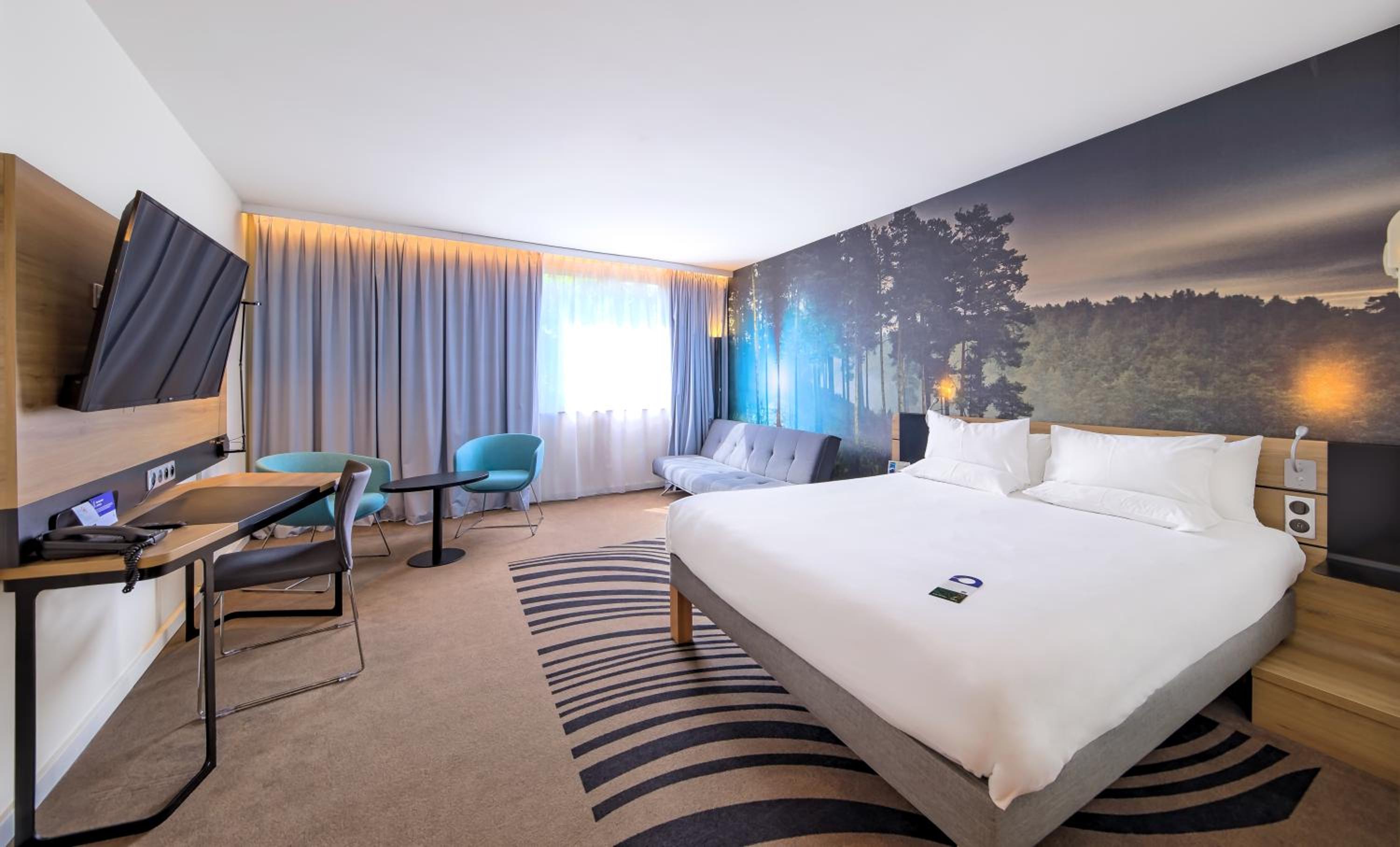 Executive Queen Room with Sofabed photo 2