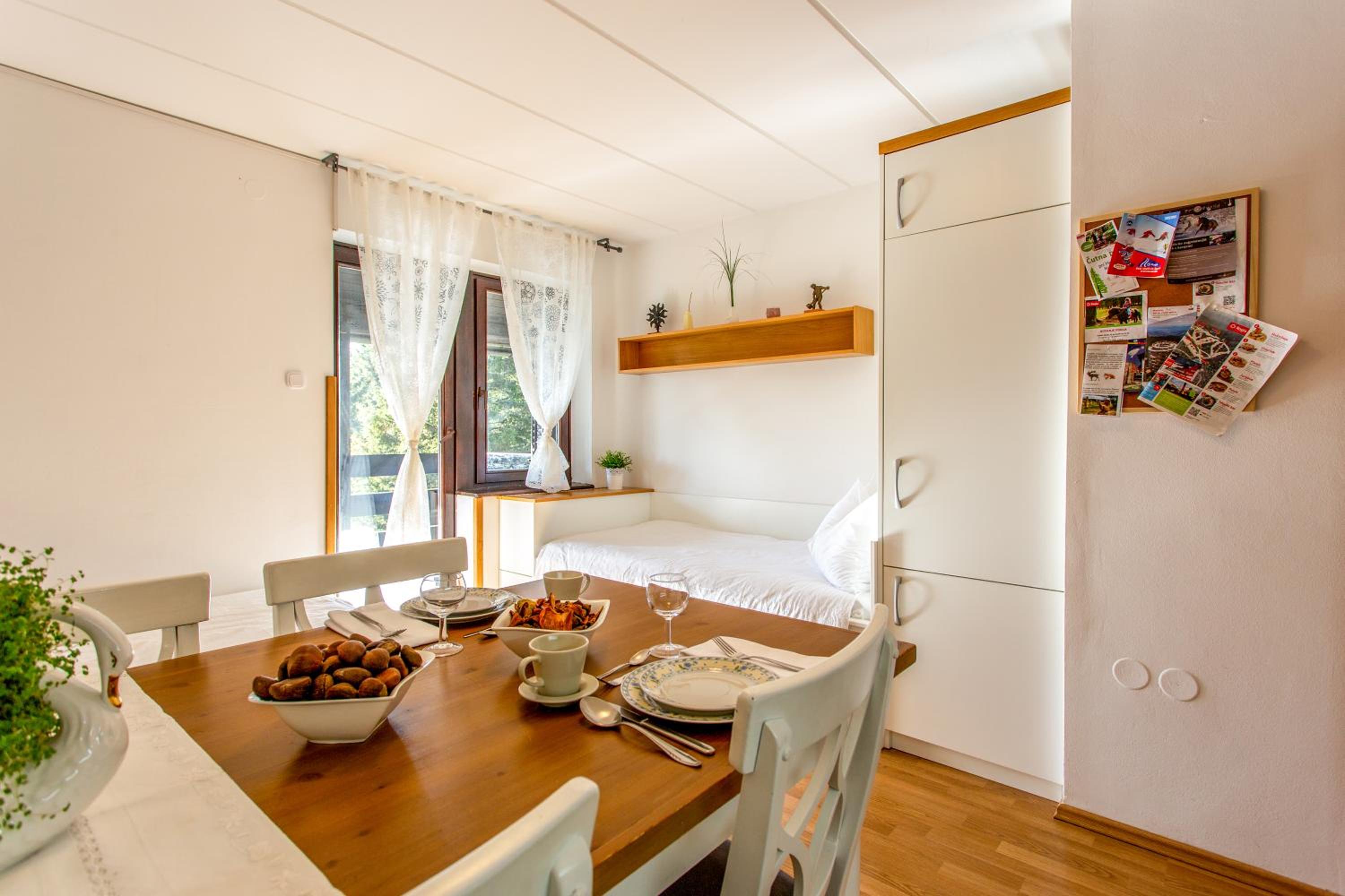 One-Bedroom Apartment with Balcony and Mountain View   photo 3