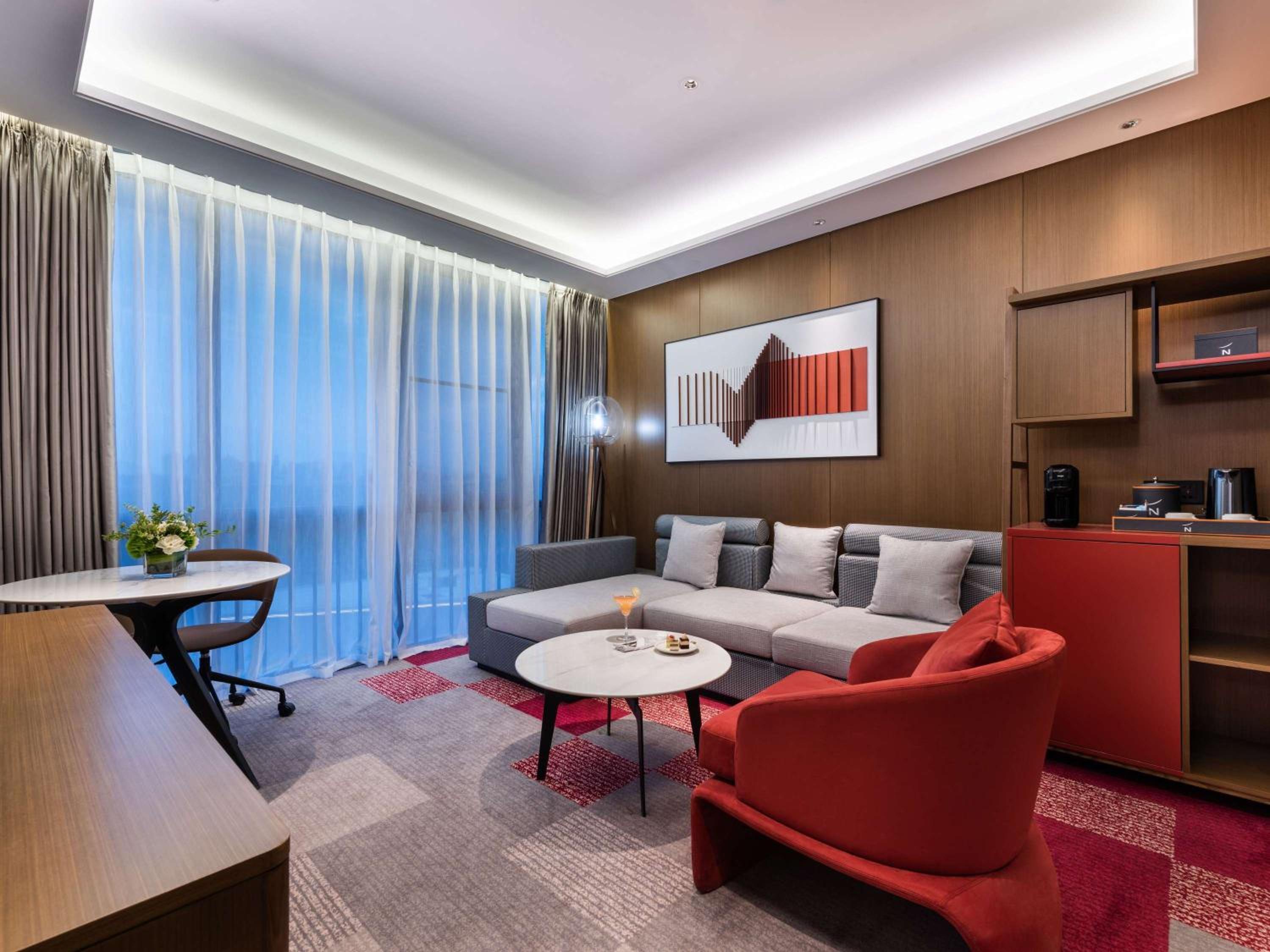 Deluxe King Suite - Photo 3