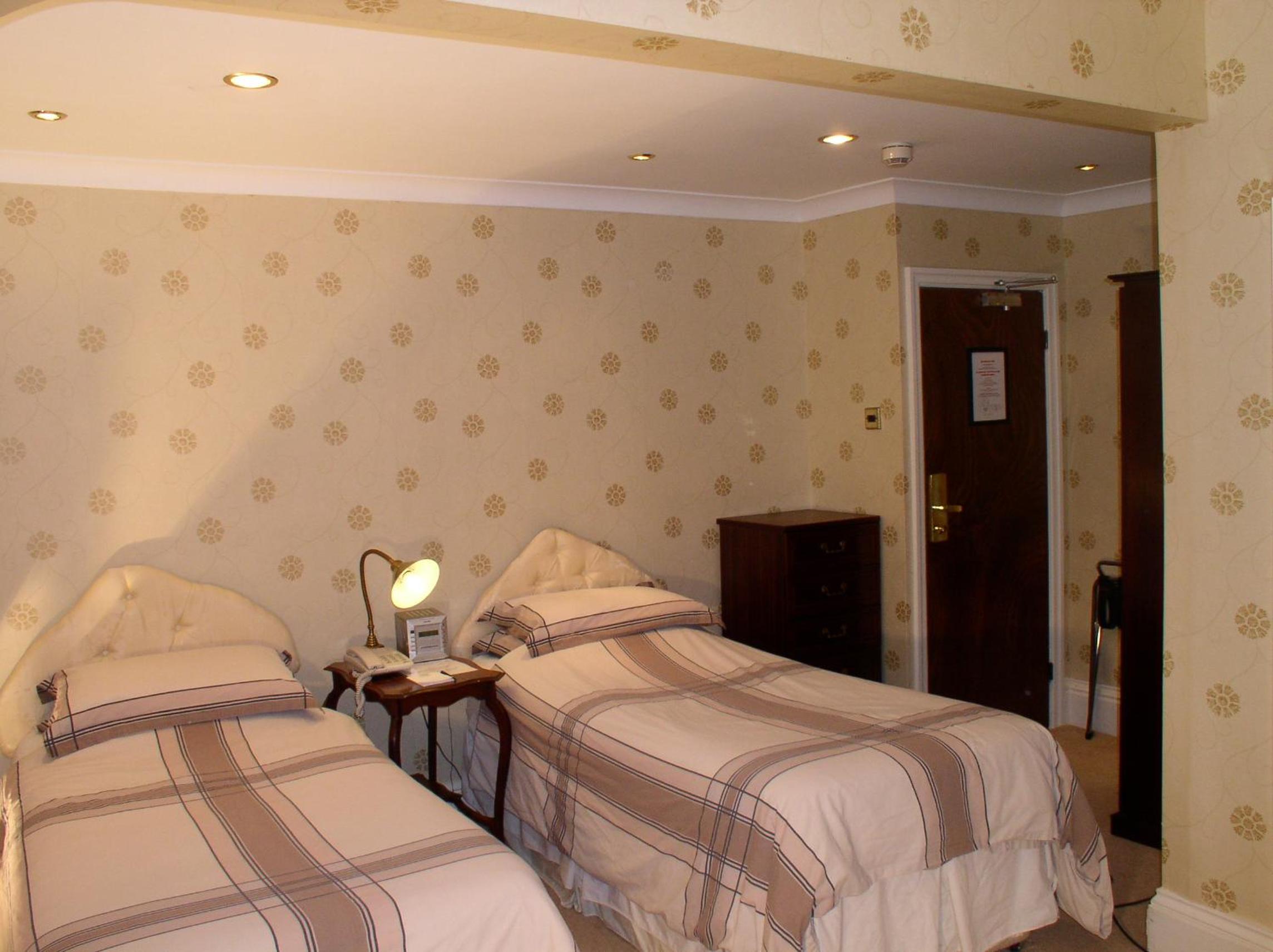 Standard Twin Room - Photo 6