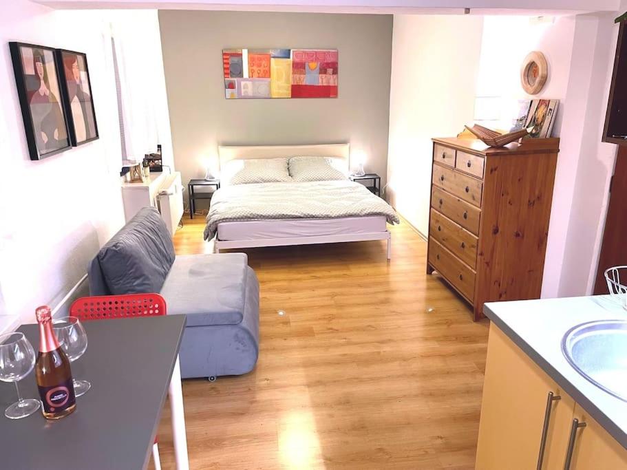 One-Bedroom Apartment photo 1