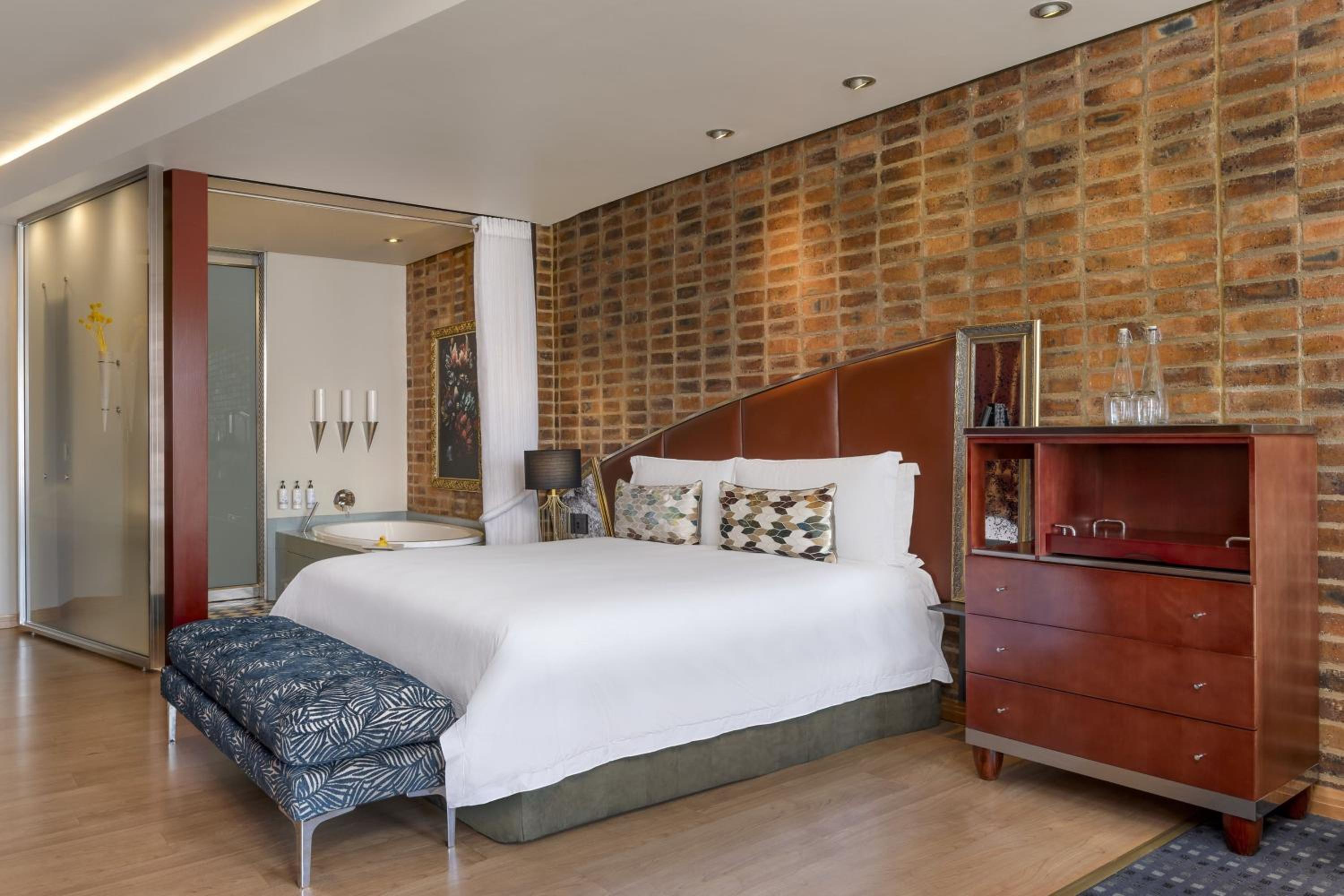Executive Guest Room , 1 King - Photo 5