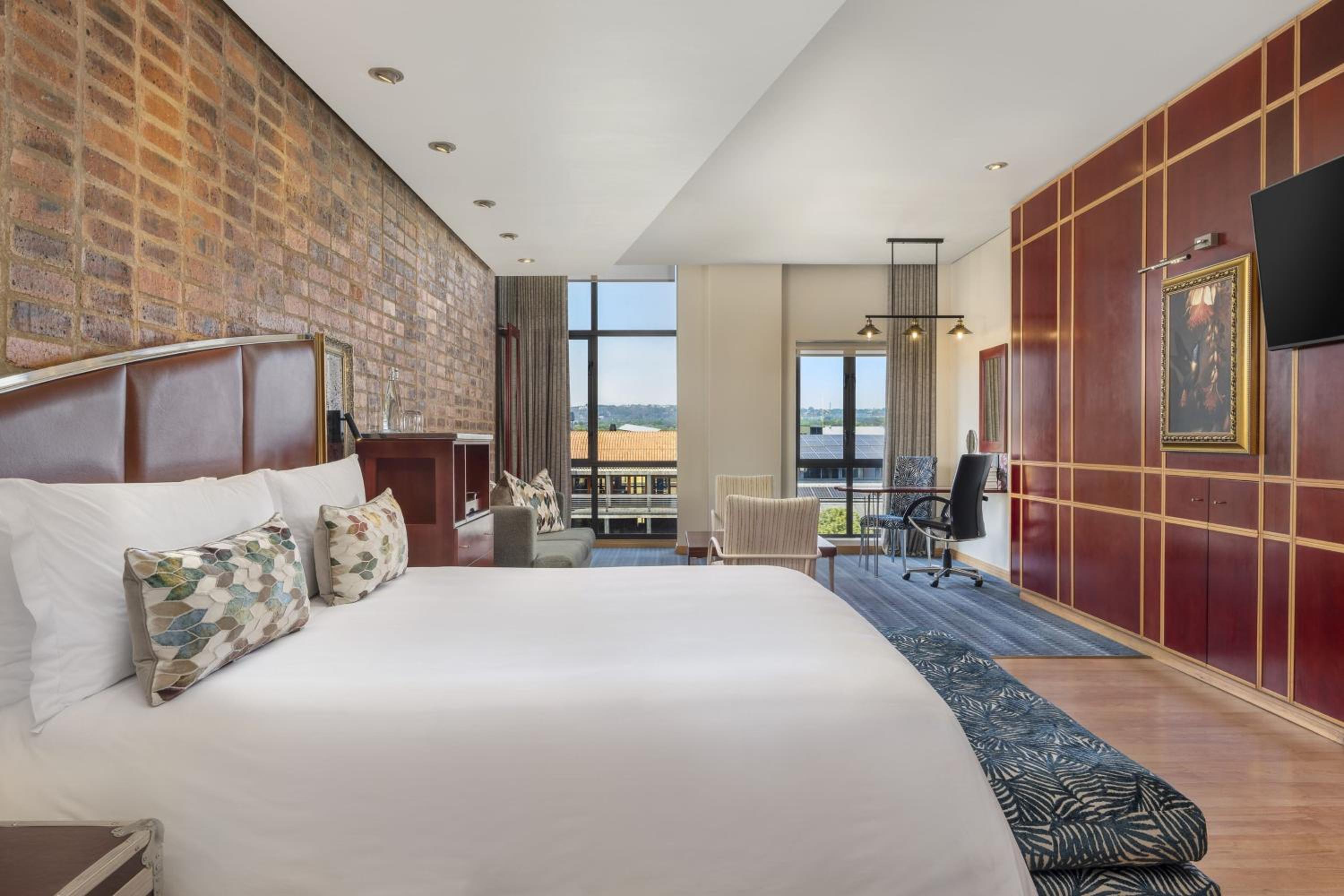 Executive Guest Room , 1 King - Photo 6