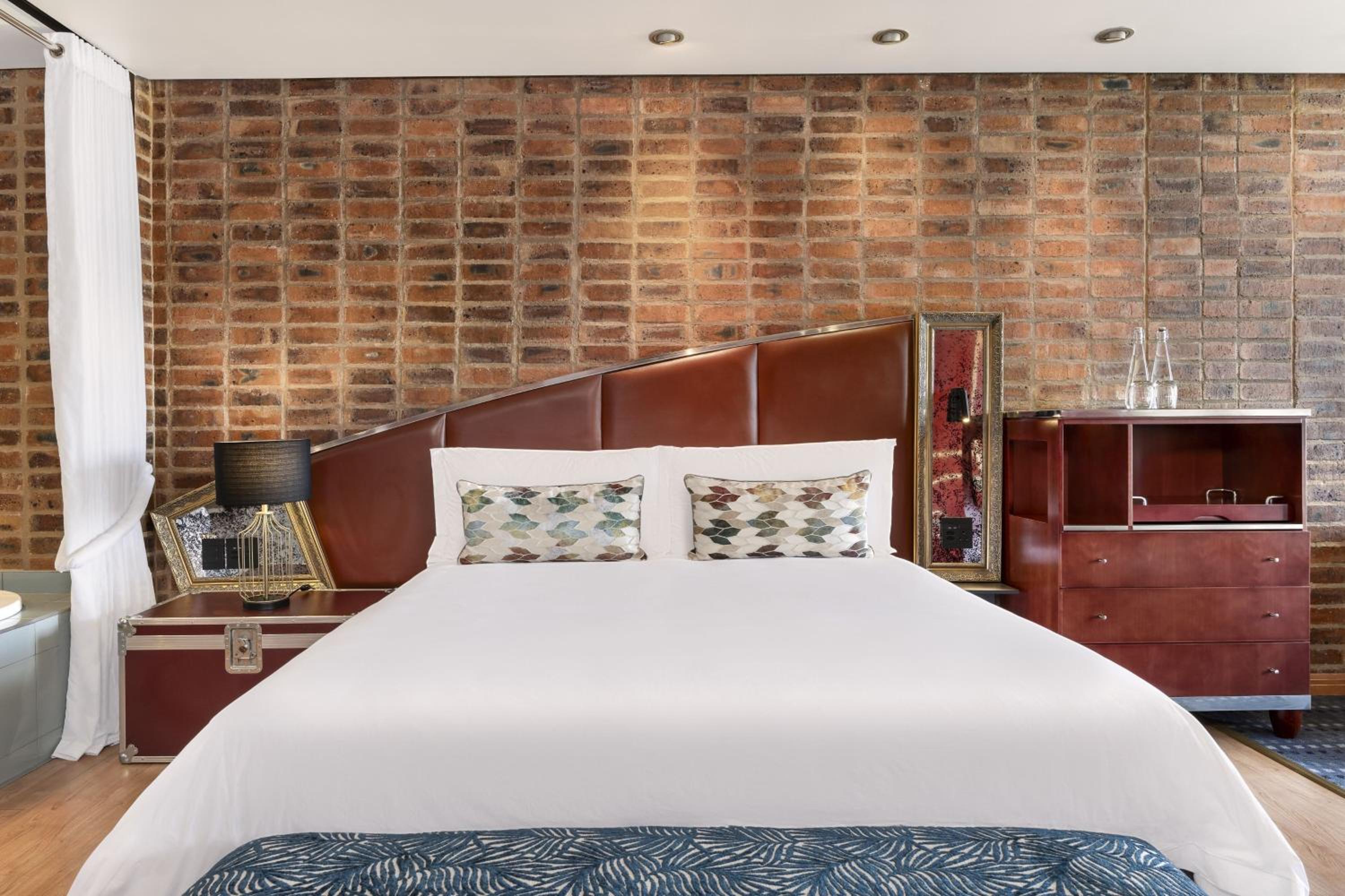 Executive Guest Room , 1 King - Photo 7