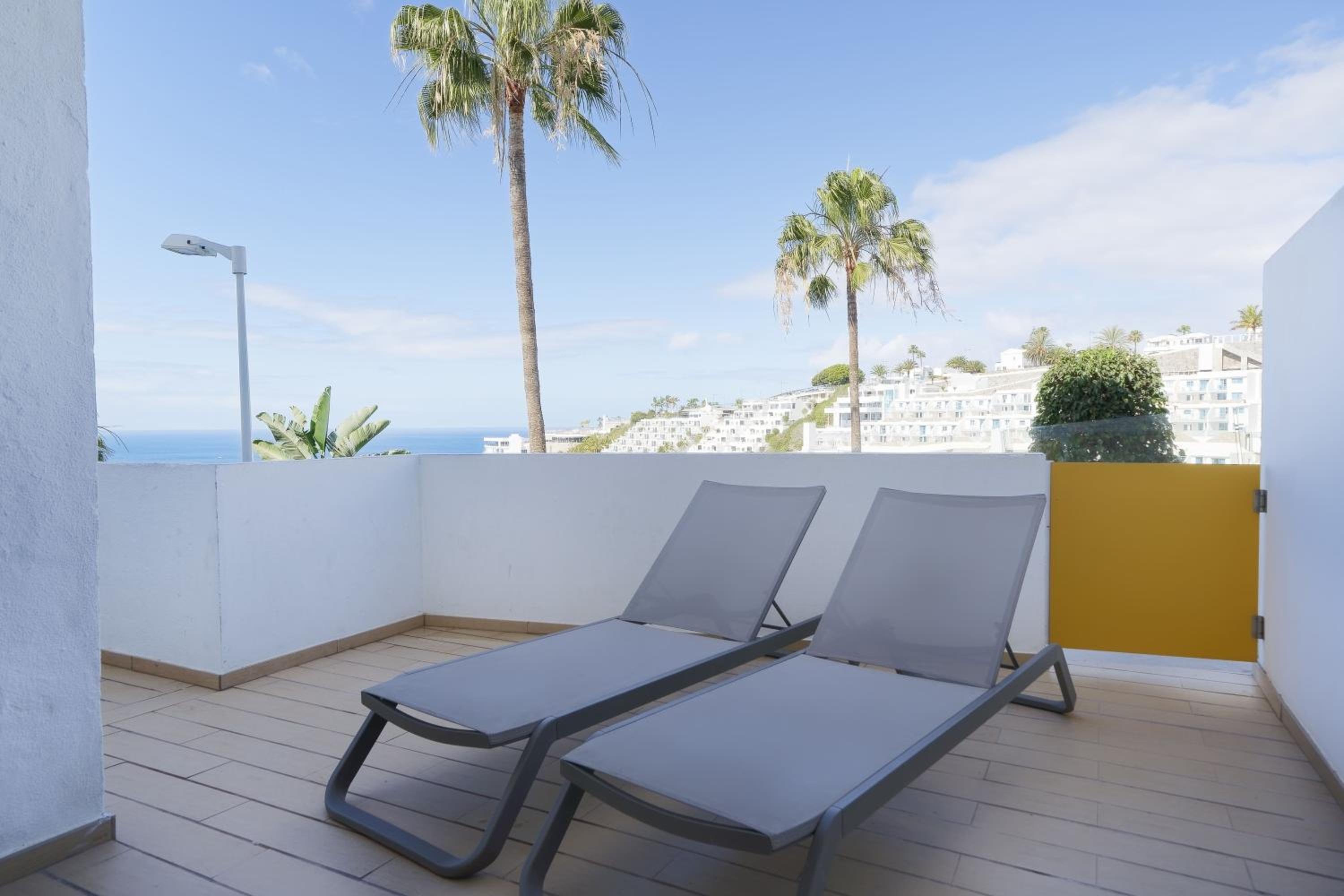 Classic One Bedroom Apartment with small balcony and sea view thumbnail 6