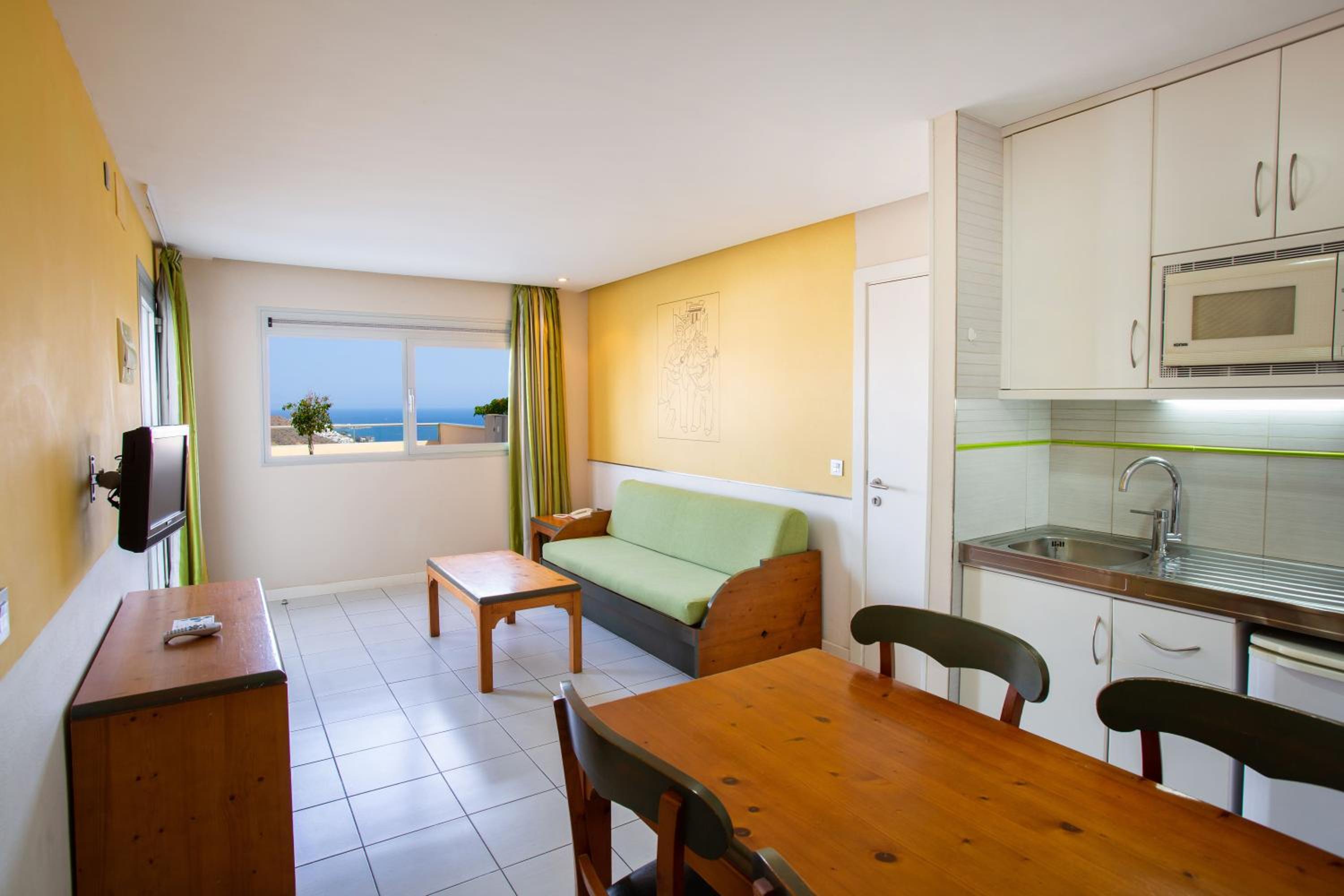 Classic One Bedroom Apartment with small balcony and sea view - Photo 7